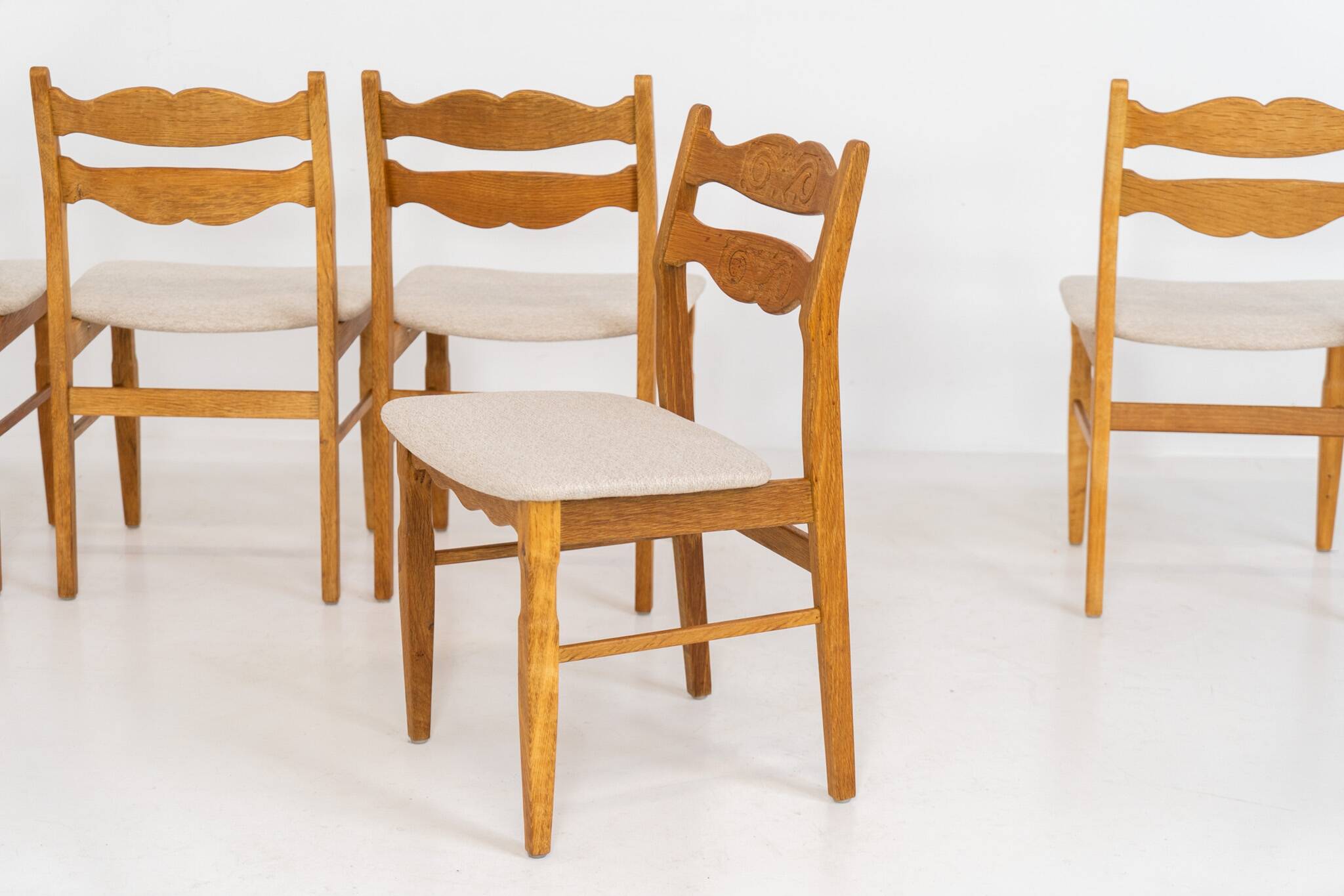 Ensemble de 6 chaises brutalistes en chêne par Henning Kjaernulf