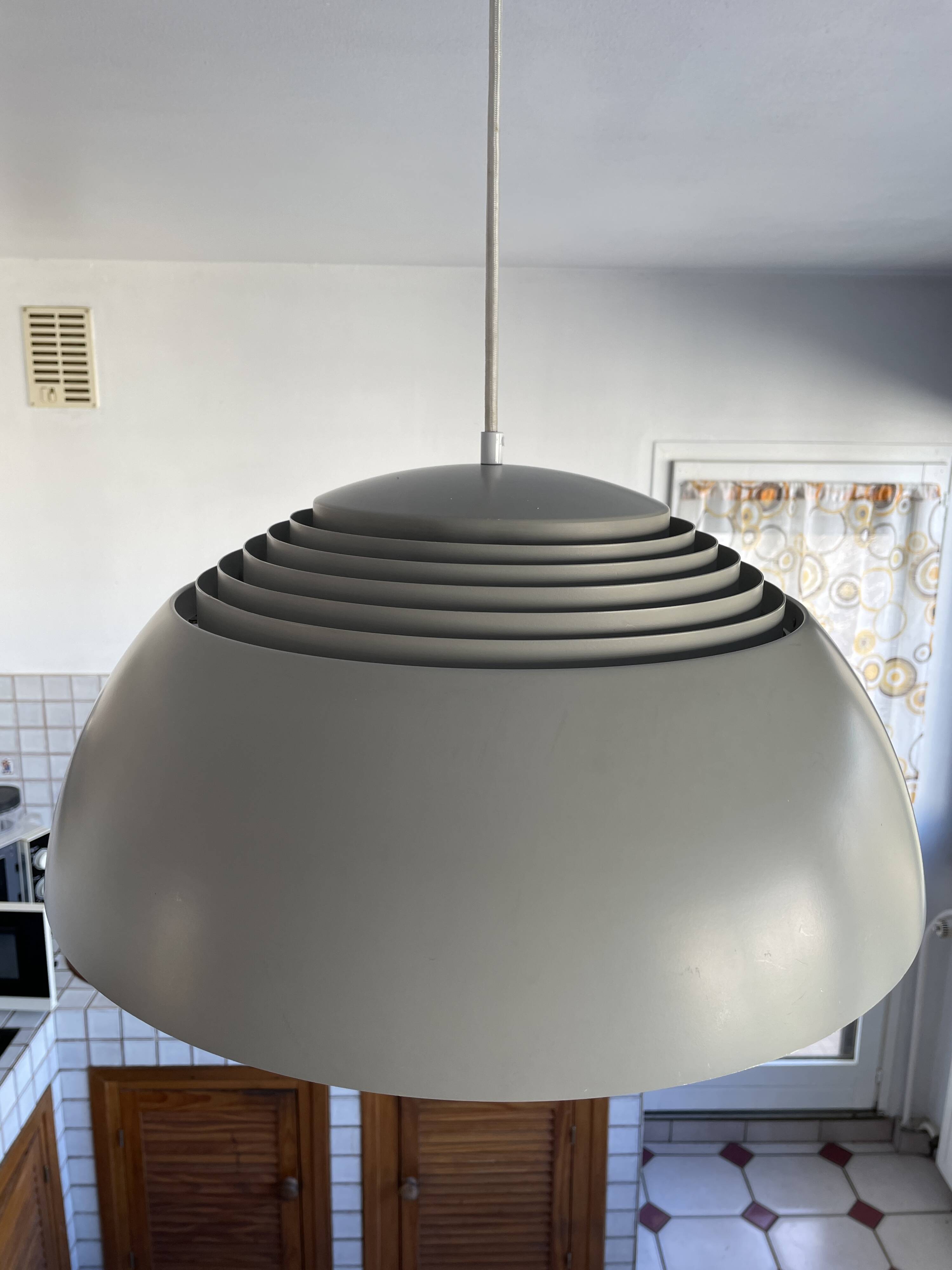 Suspension AJ Royal d'Arne Jacobsen par Louis Poulsen