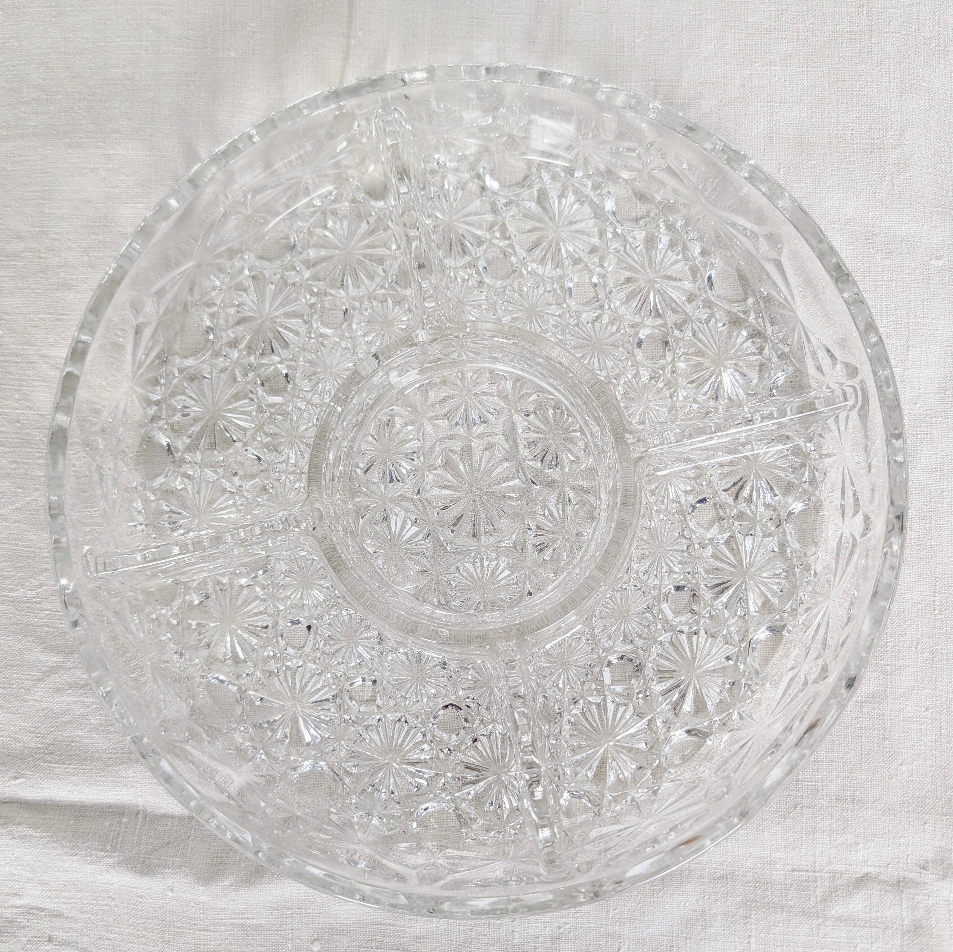 Plat apéritif rond en verre moulé à compartiments