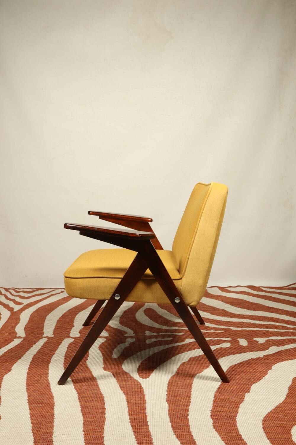 Fauteuil en bois et velours jaune par Chierowski