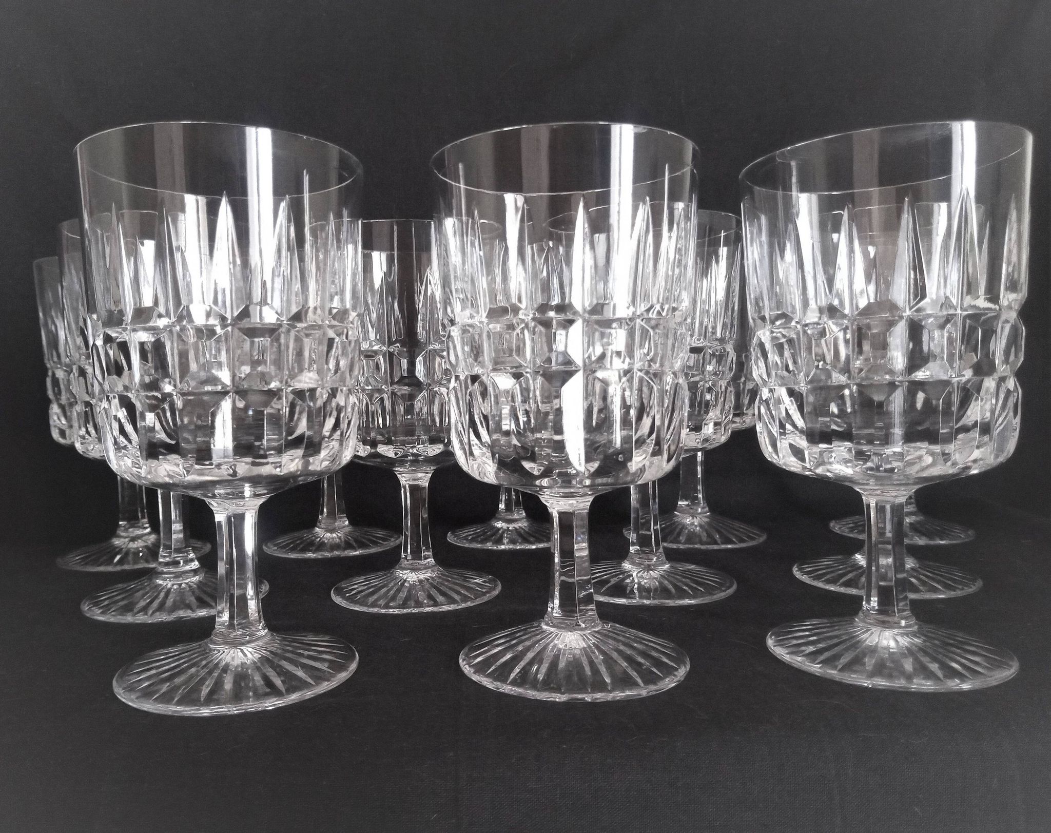 12 Art Deco wine glasses in cut crystal (in the style of Marignane Baccarat)