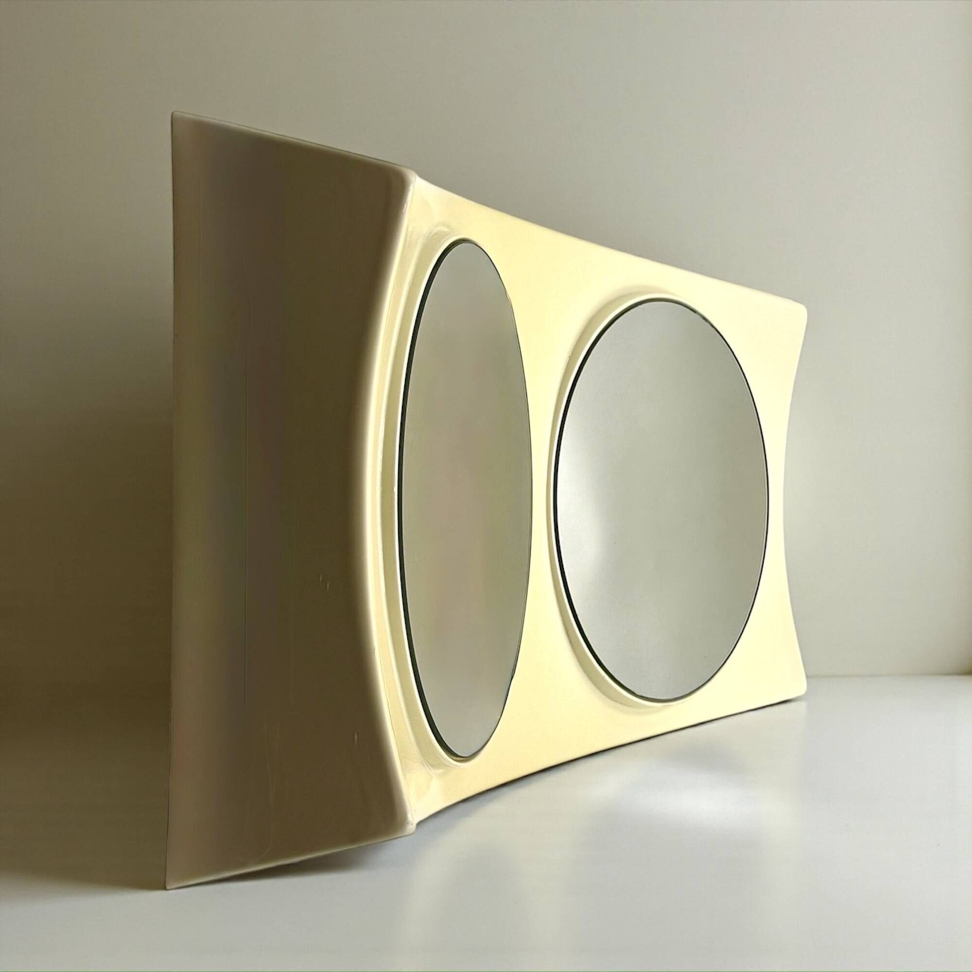 Miroir mural italien OVNI, plastique ivoire flexible, design vintage de l'ère spatiale,