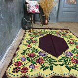 Tapis jaune fait à la main avec de délicates fleurs colorées 198x131 cm