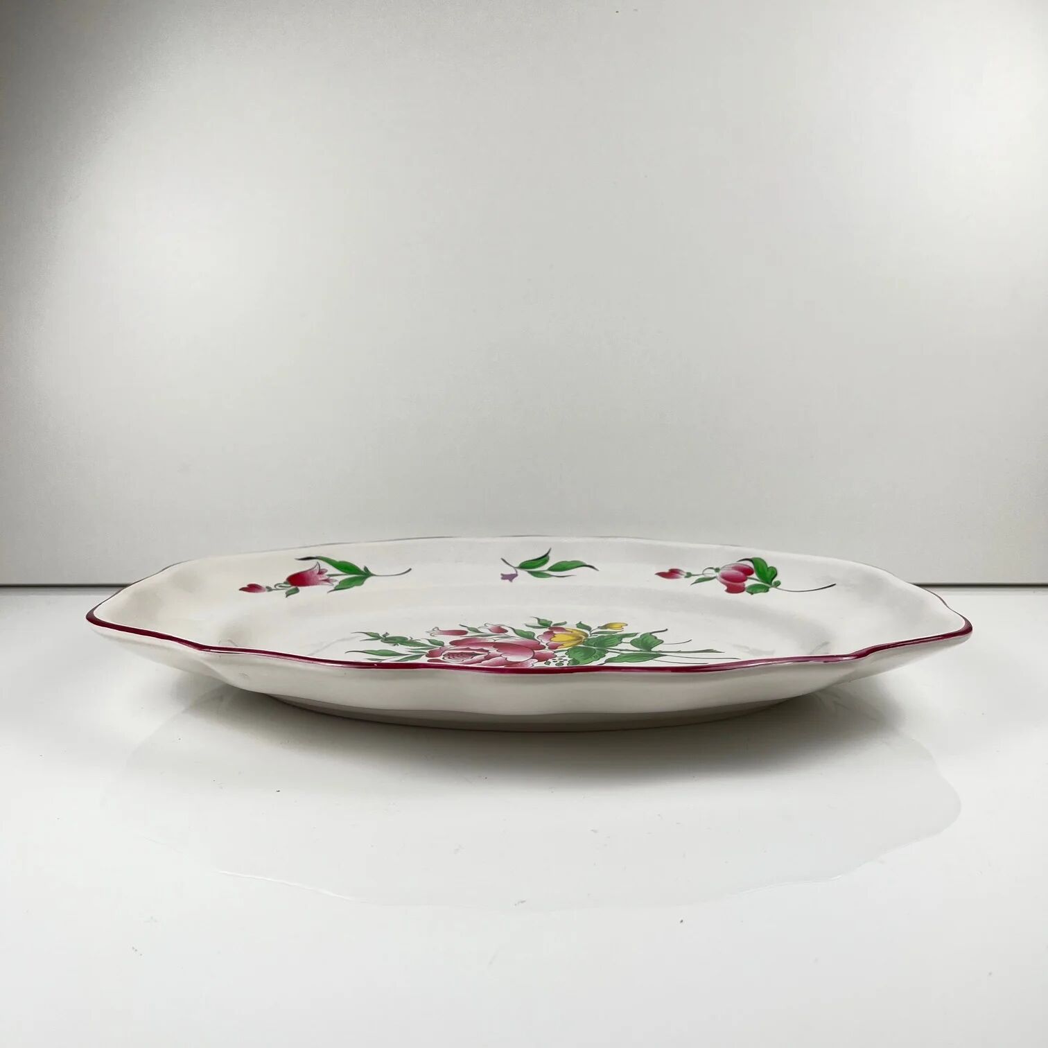 Oval flat dish with flat ends, Réverbère model by KG Lunéville, rose pattern.