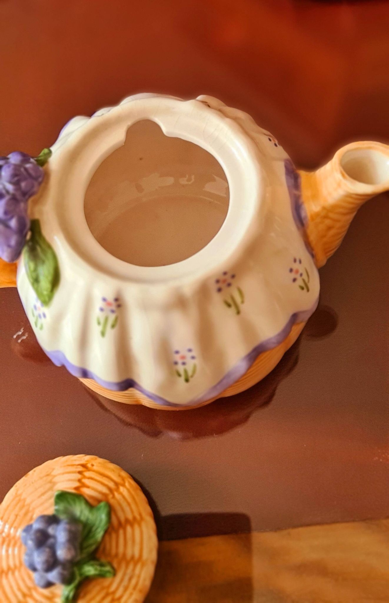 Théière en barbotine motifs Raisins