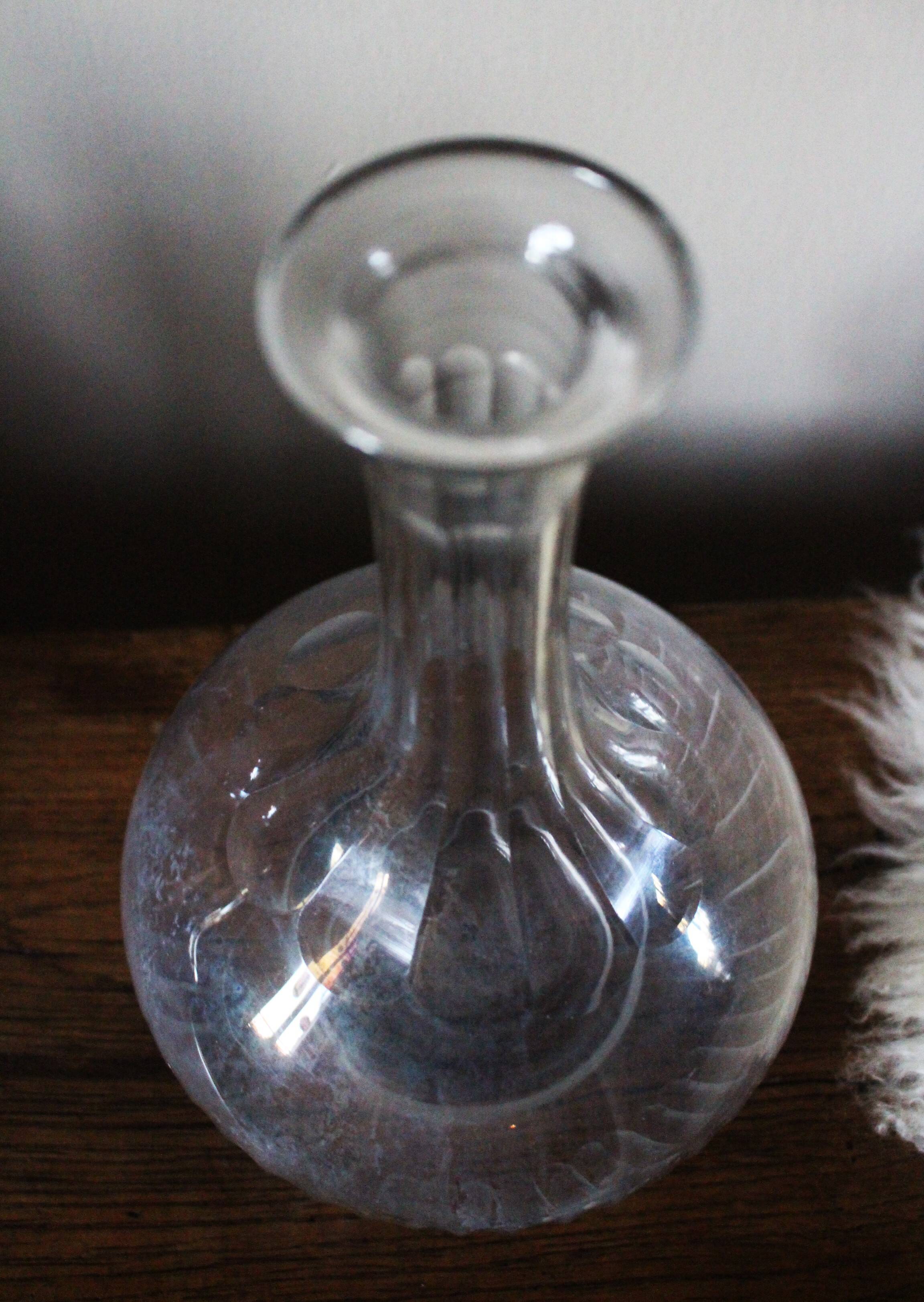 Glass carafe with round neck and fluted bellies