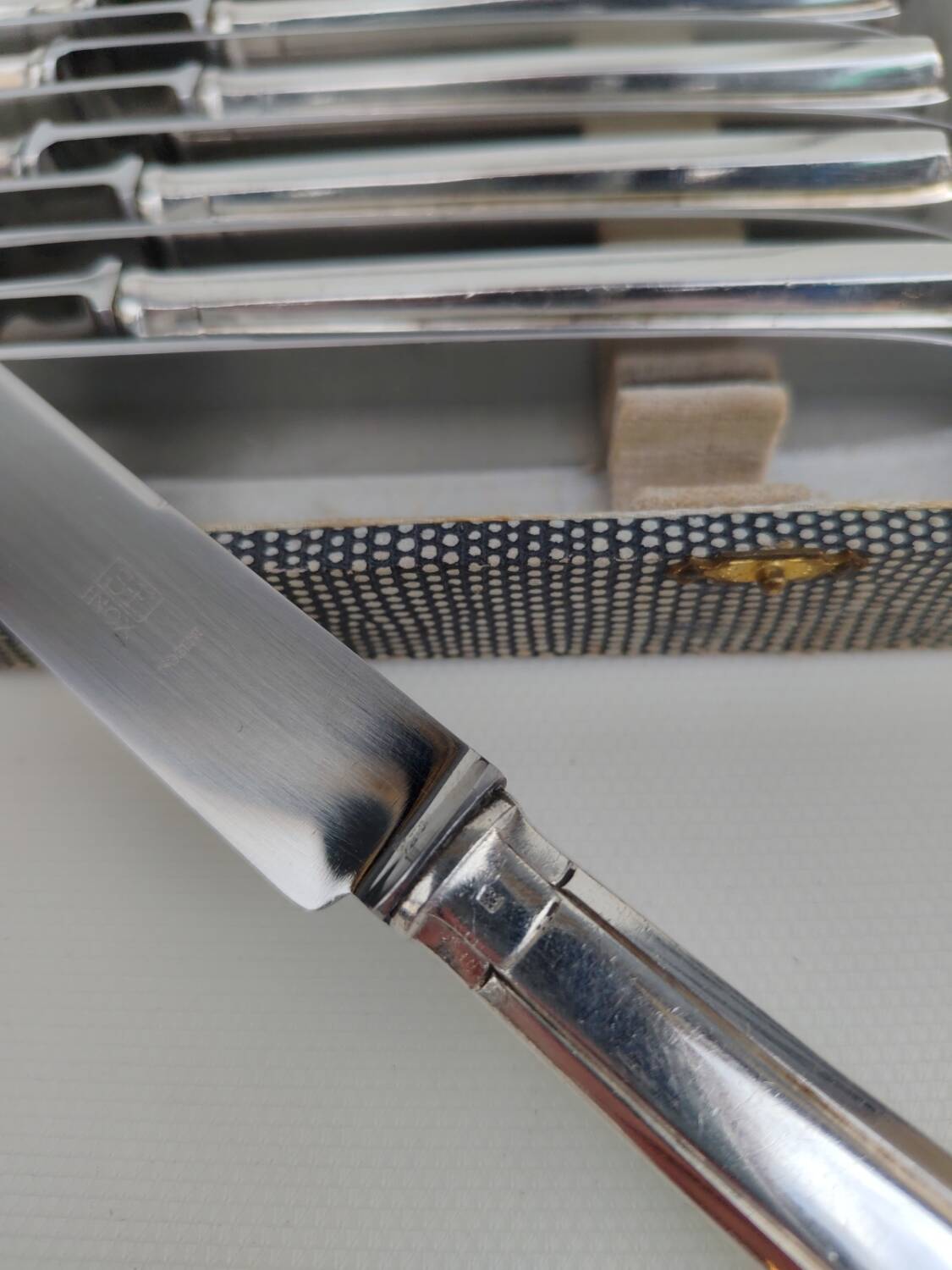 Box of 12 table knives in silver metal, art deco period.