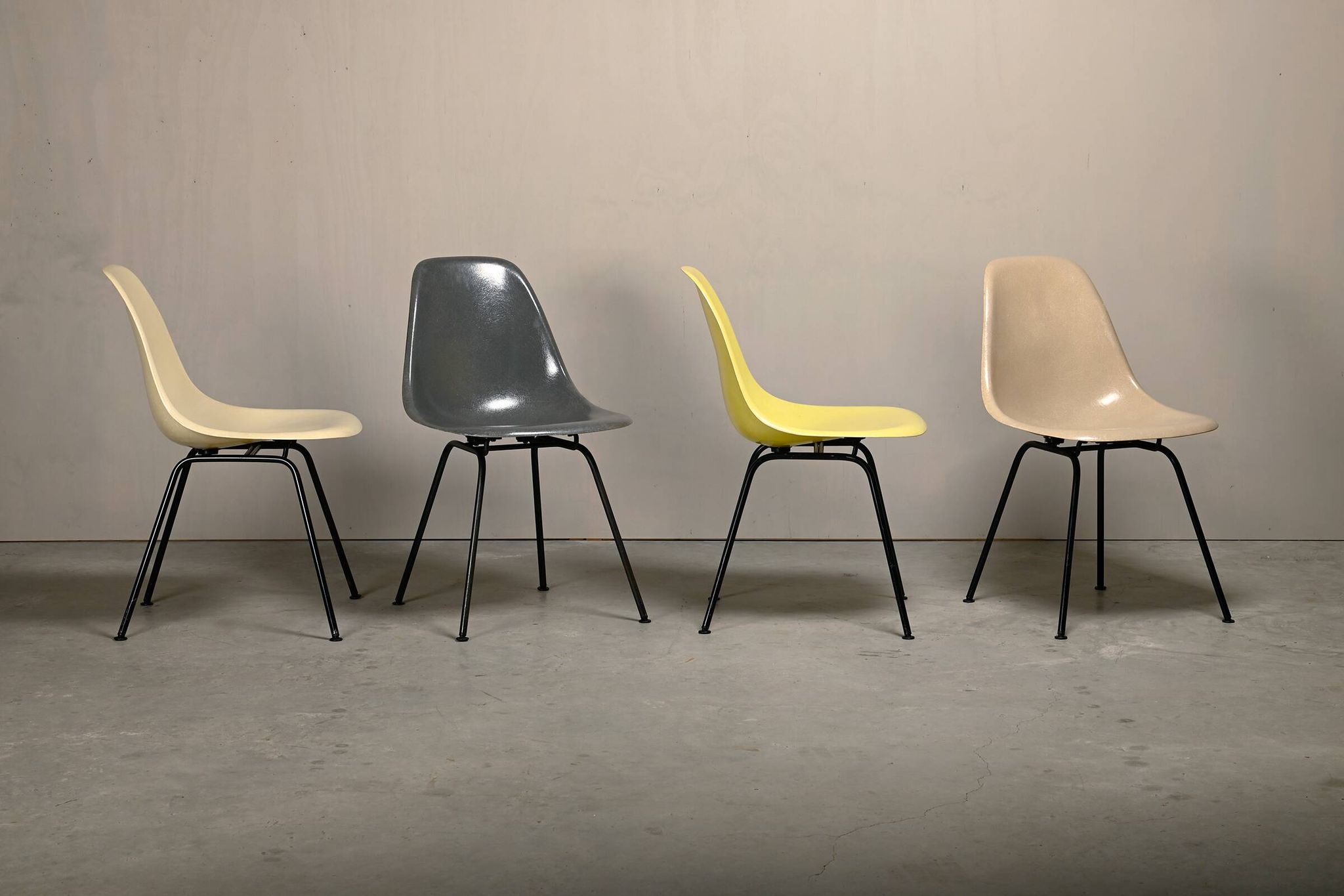 Ensemble de chaises d'appoint en fibre de verre Charles & Ray Eames DSX multicolores pour Herman Mi
