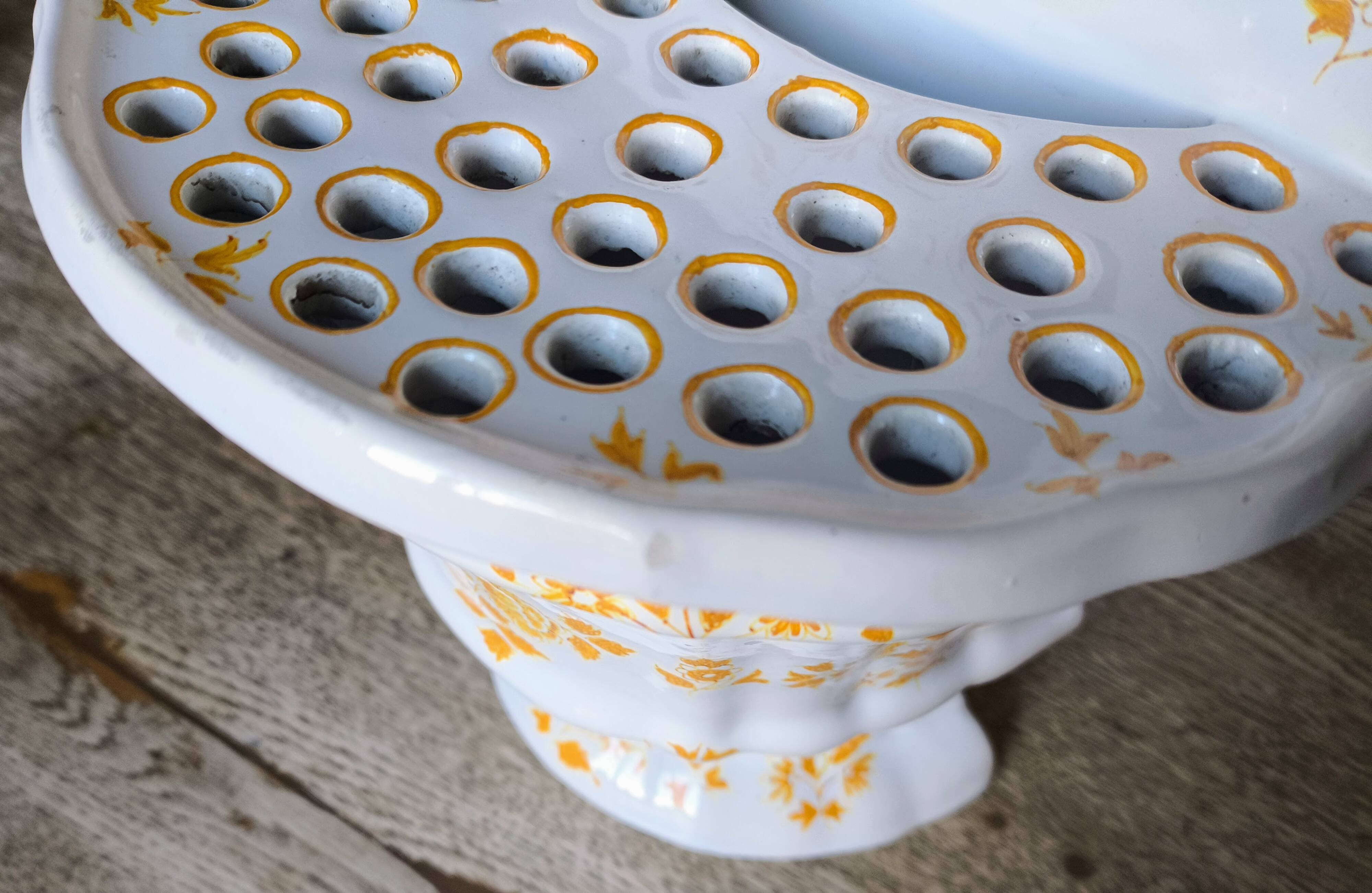 Bouquet holder / flower holder in Moustiers earthenware