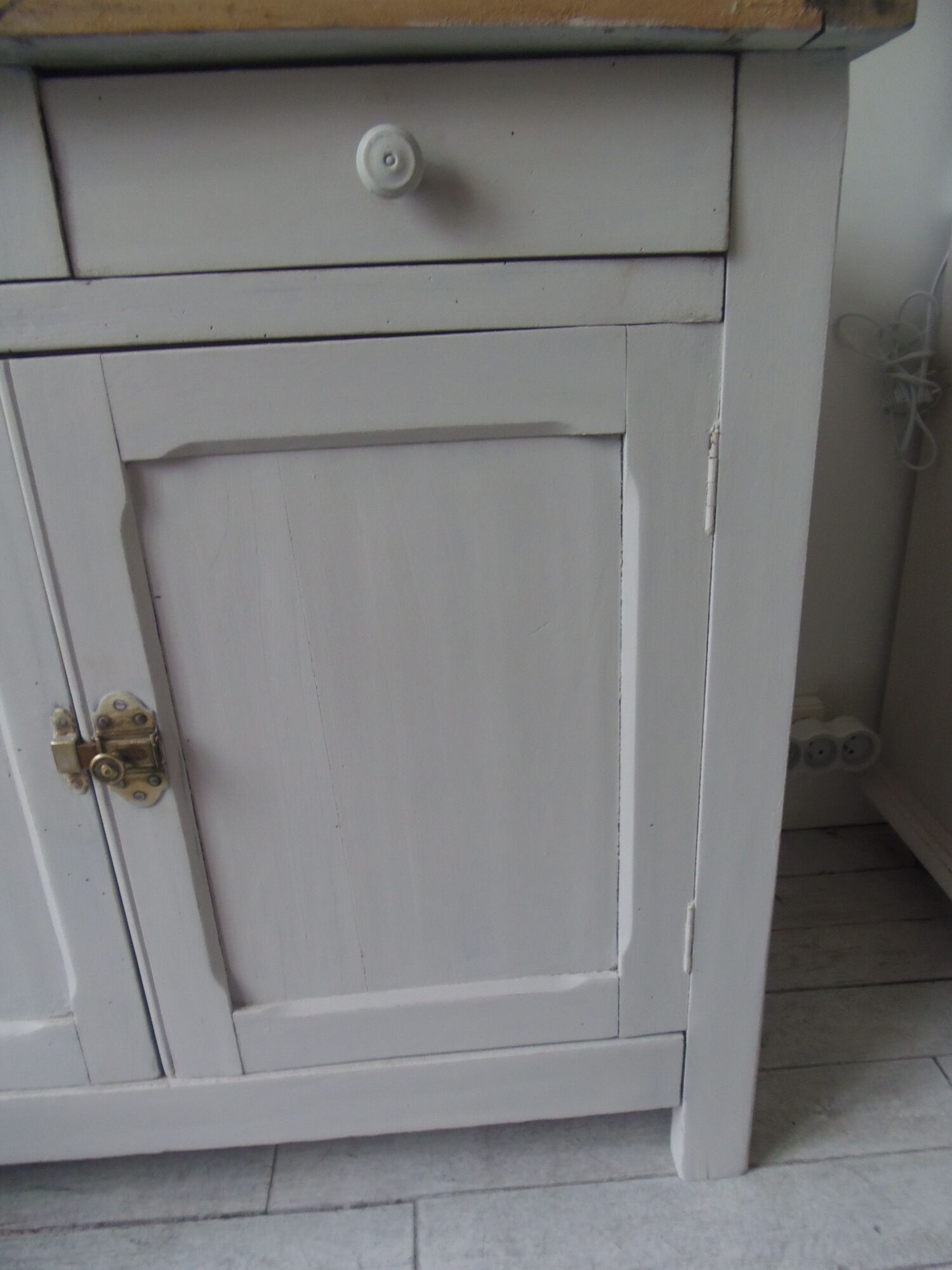 Buffet parisien vintage patiné gris perle, plateau bois.