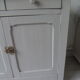 Buffet parisien vintage patiné gris perle, plateau bois.