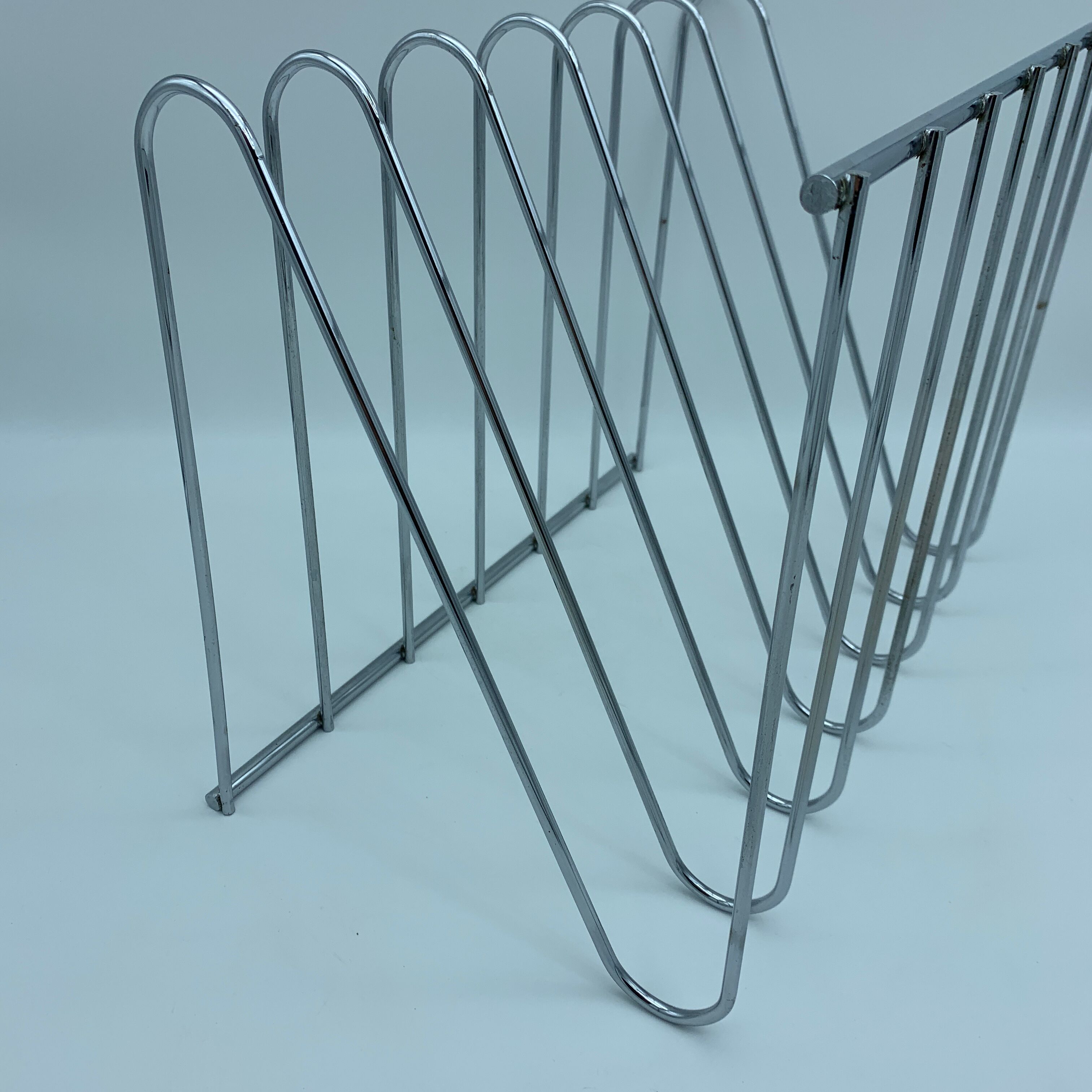 Chrome metal Z magazine rack