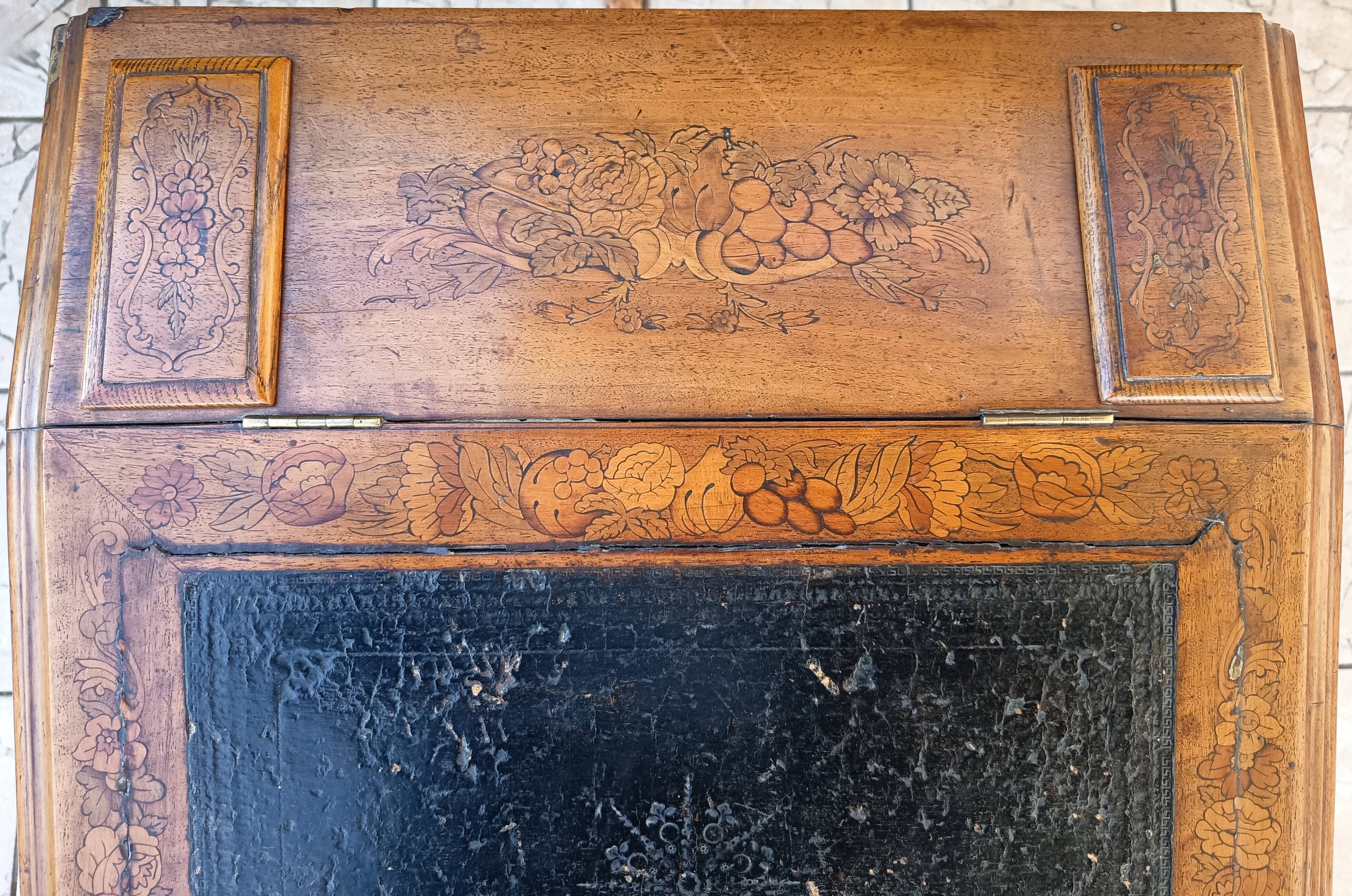 Davenport desk in marquetry walnut, Victorian period.