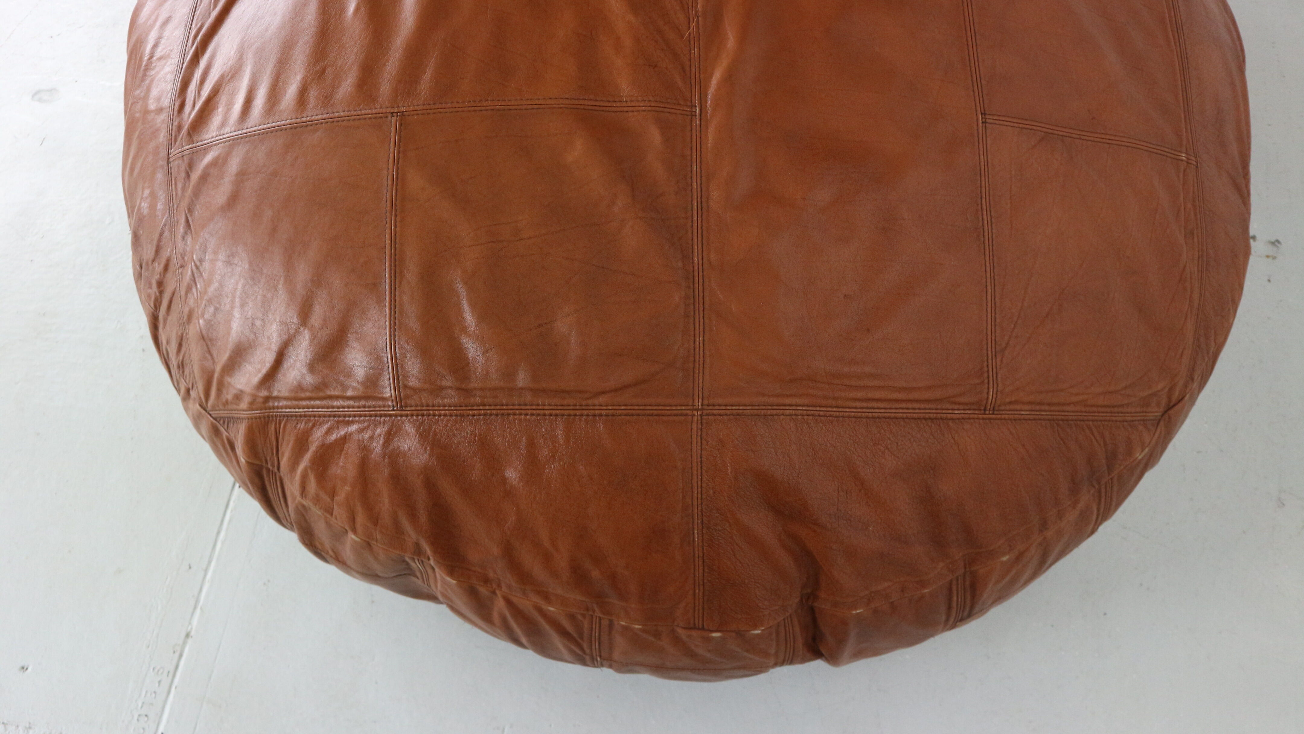 Pouf en cuir de couleur cognac 1960