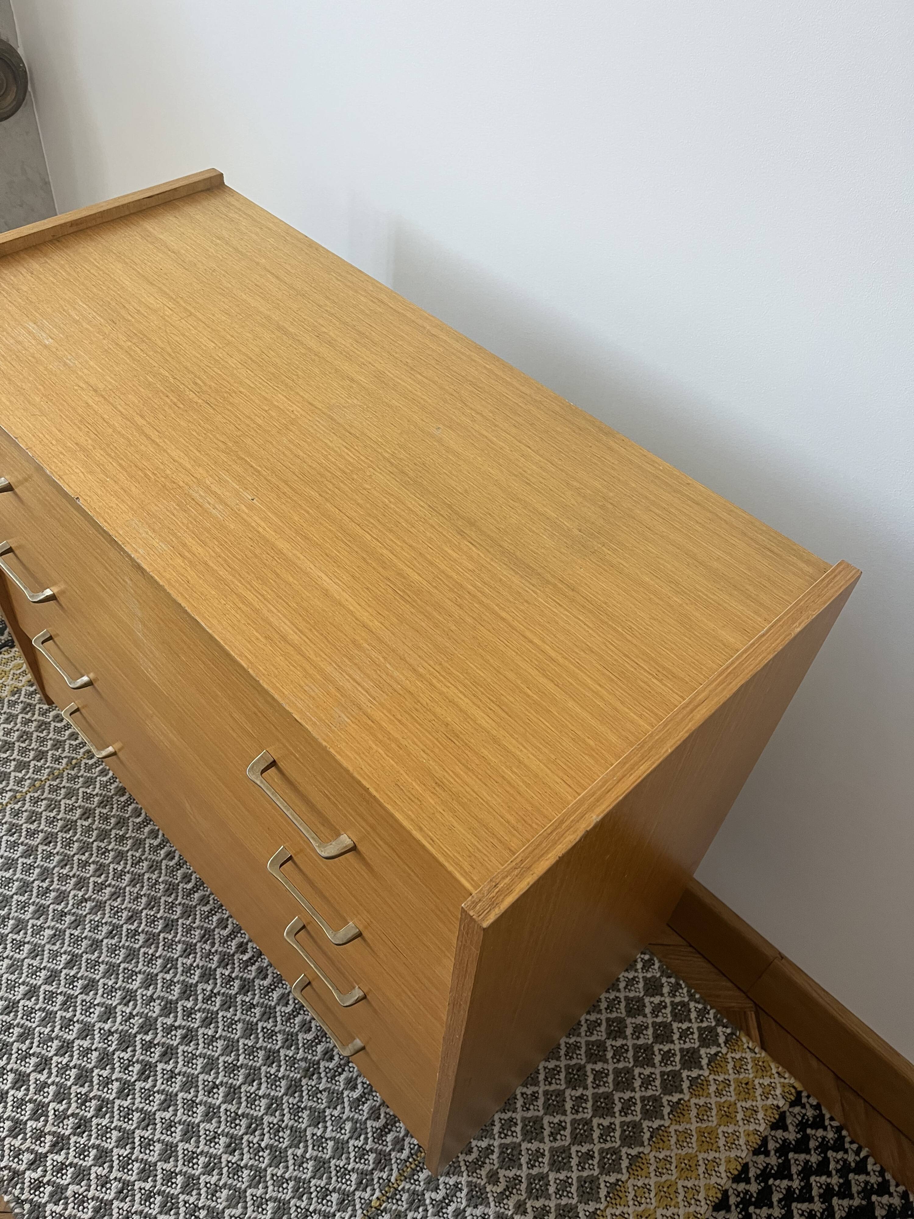 Chest of drawers with spindle feet