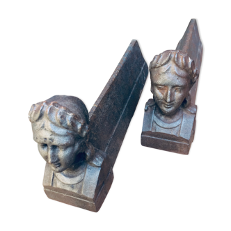 Paire de chenets en fonte personnages aux lauriers