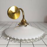 Applique en verre opalin crantée et laiton