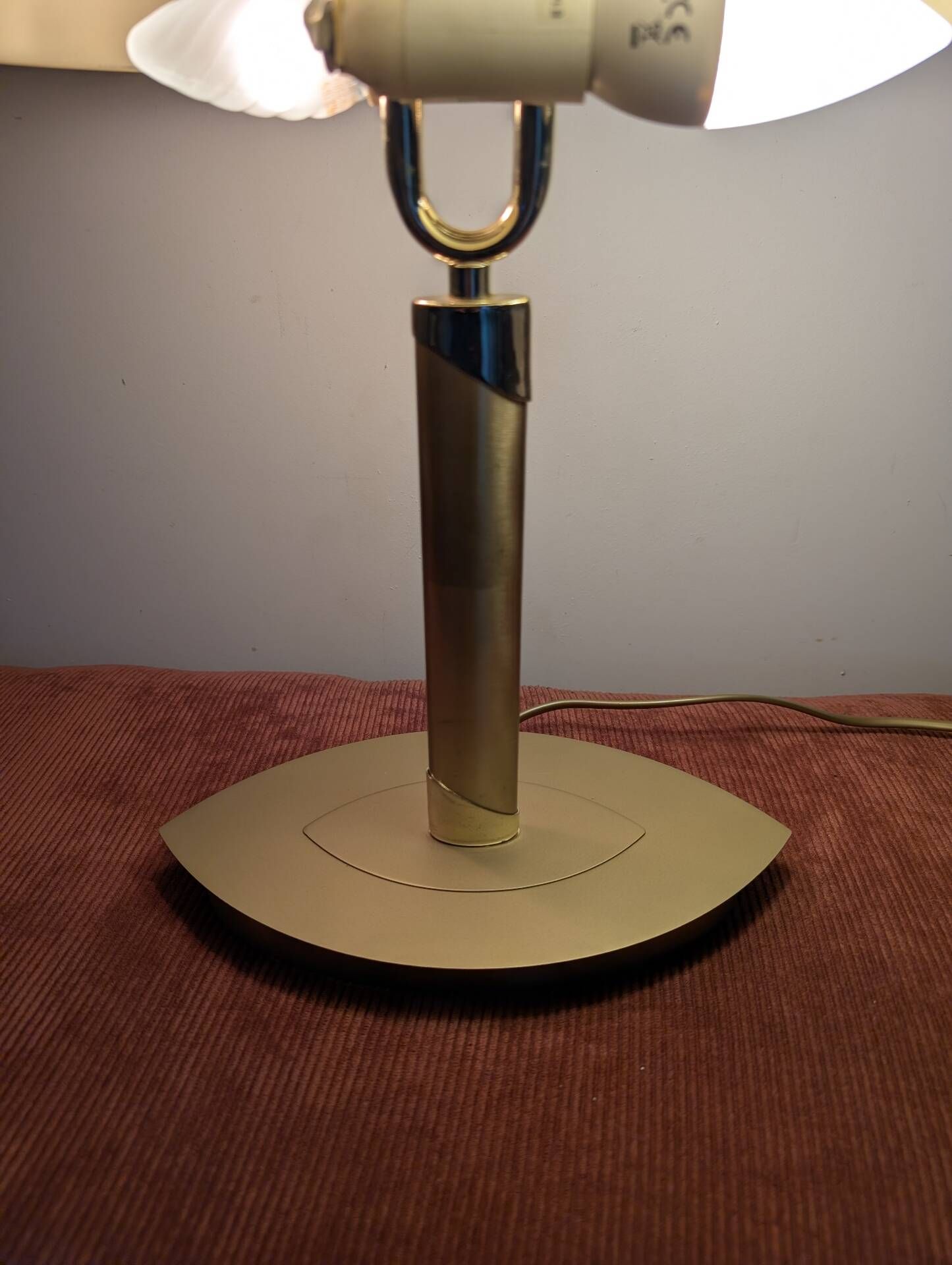 Lampe à poser vintage revisitée – Métal doré & Abat-jour opaline