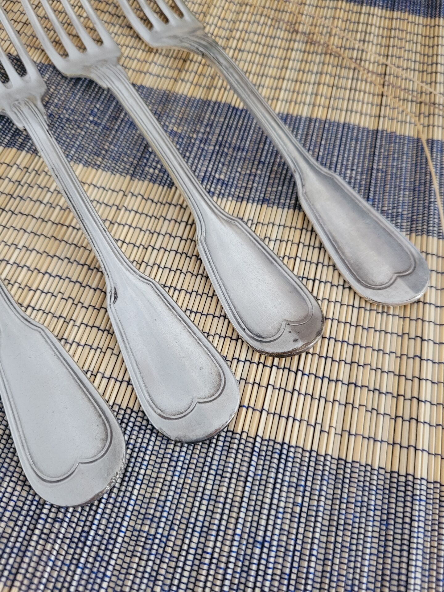 Set of 4 decorative forks with a rim