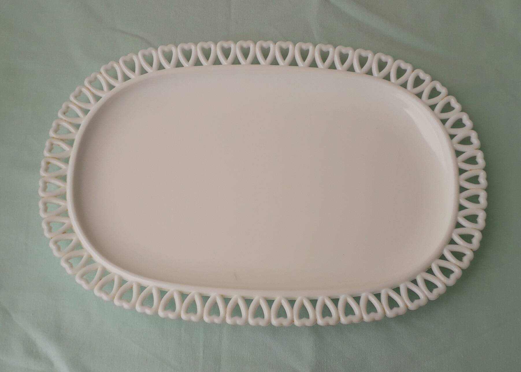 Opaline glass plate with hearts