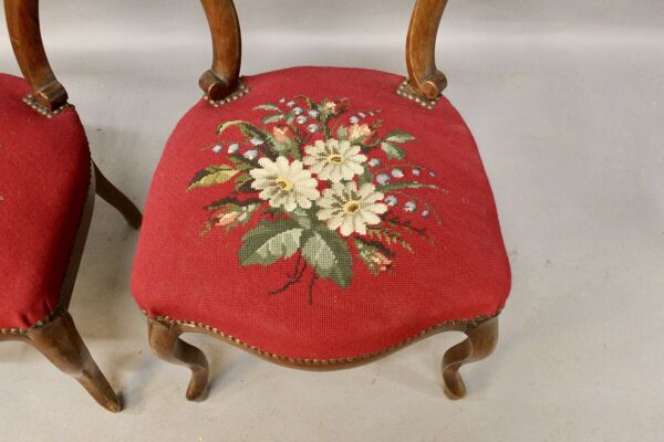 Paire de chaises Louis Philippe en noyer, tapisserie au petit point