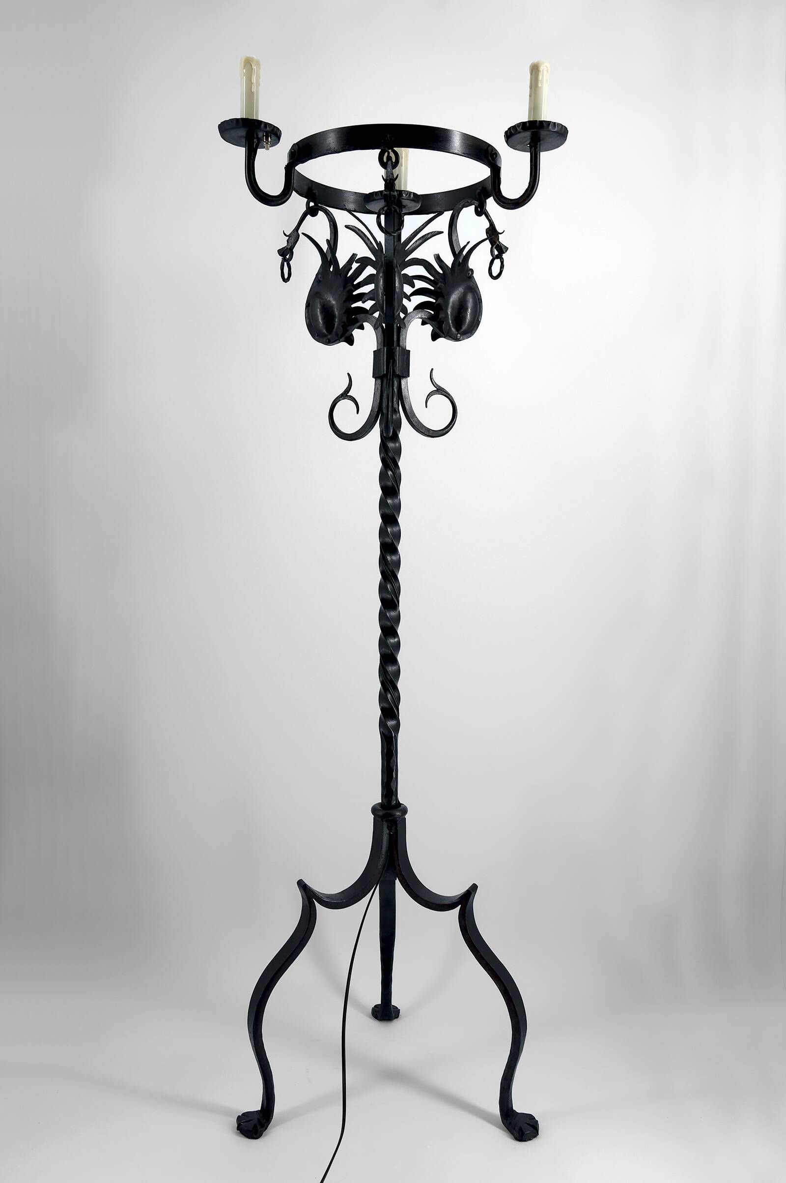Important lampadaire en fer forgé à décor de dragons, Italie, vers 1900