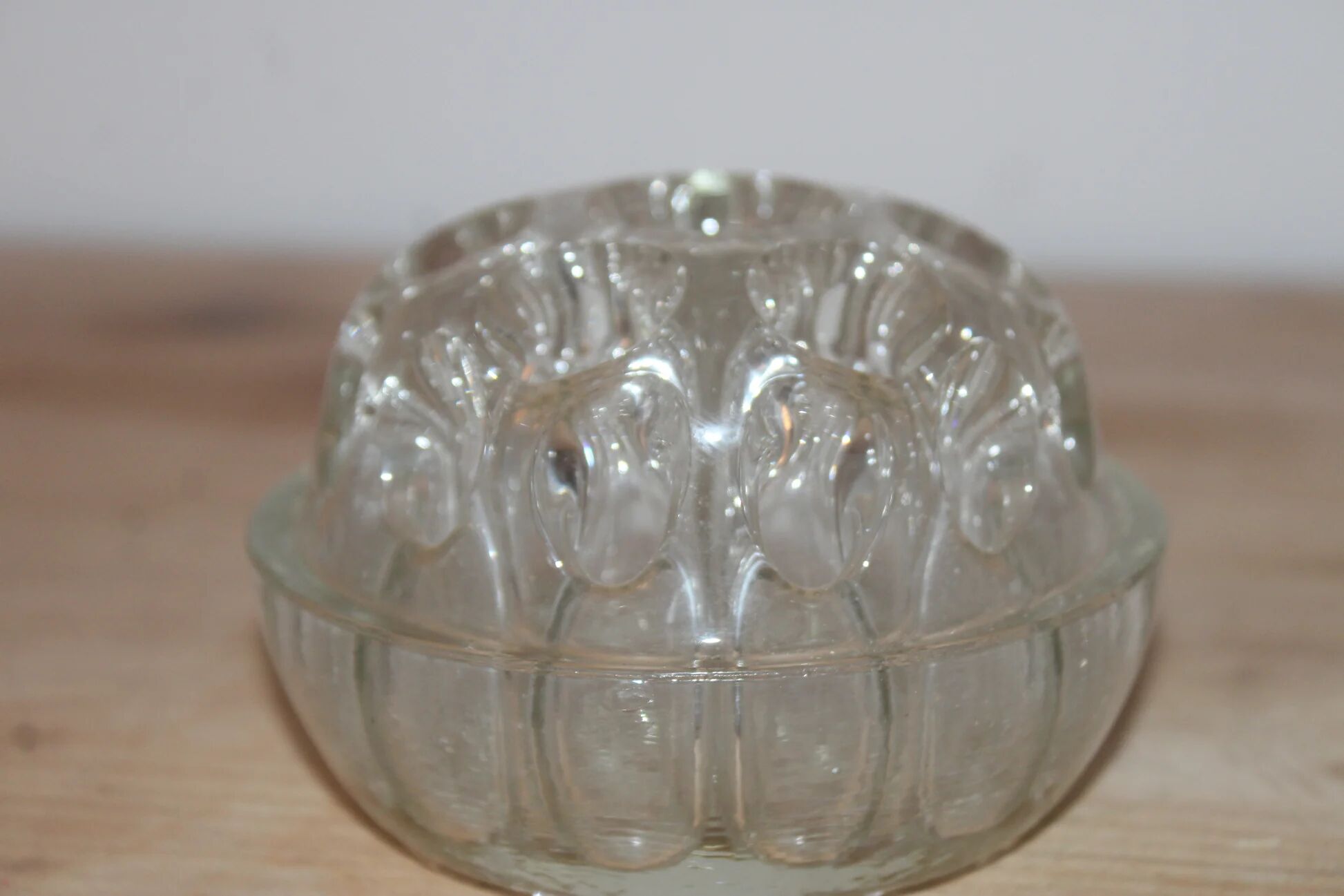 Vintage clear moulded glass flower holder – Flower holder – Ø 10 cm