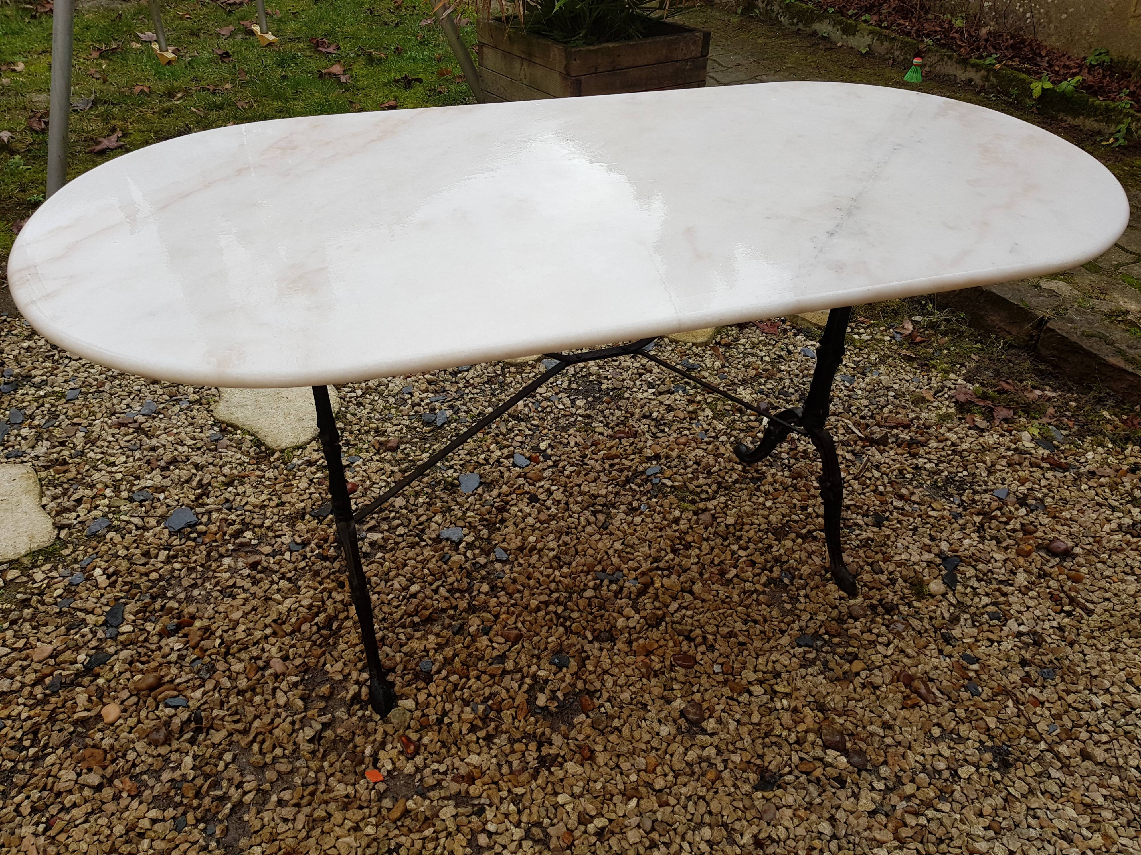 Bistro table in marble and cast iron
