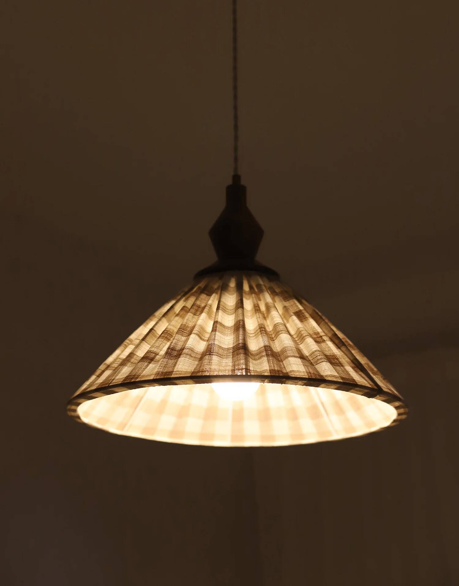 "Olga" pleated pendant light in beige checked fabric and turned wood finish