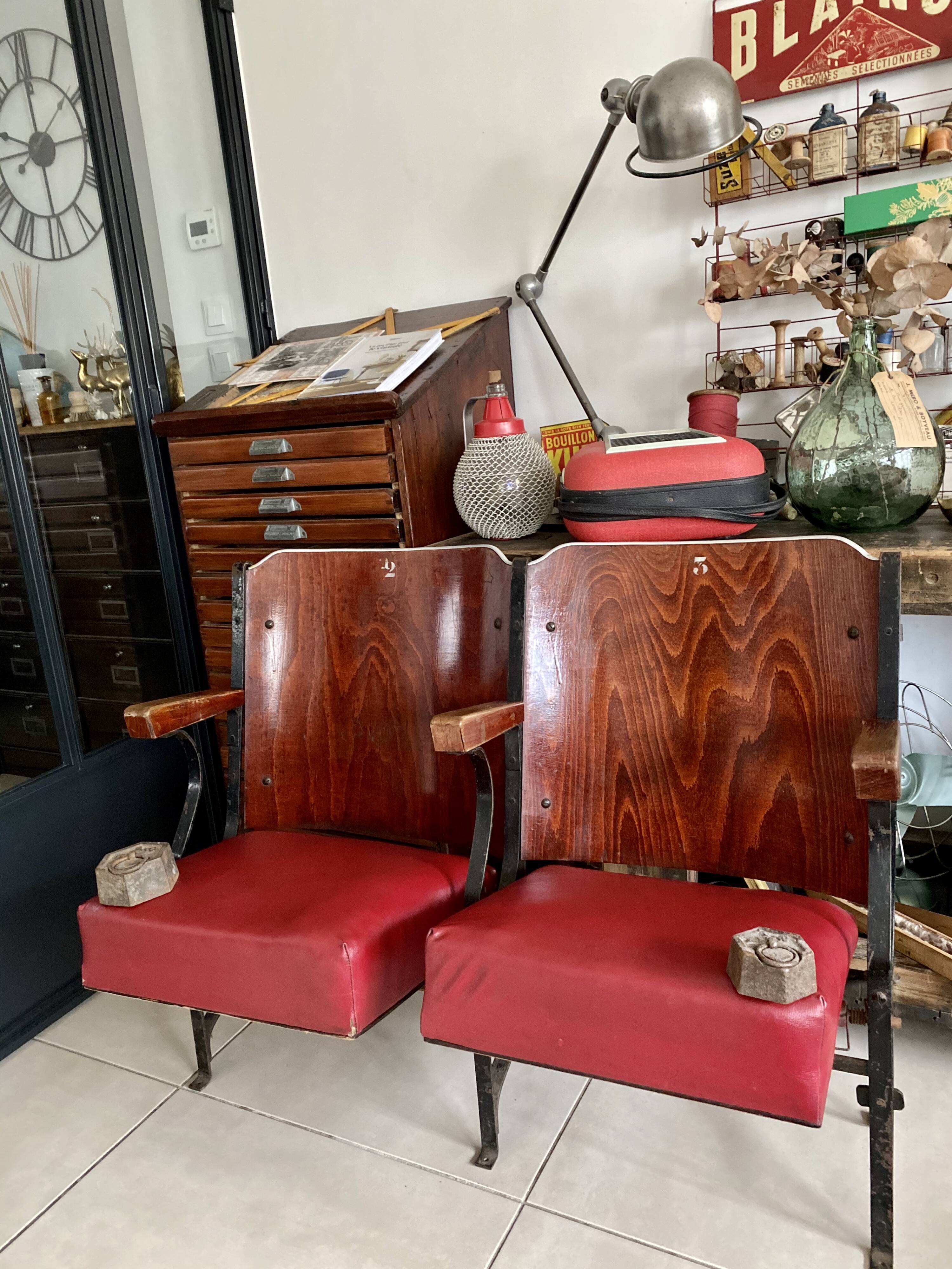 Paire de fauteuils de cinéma vintage
