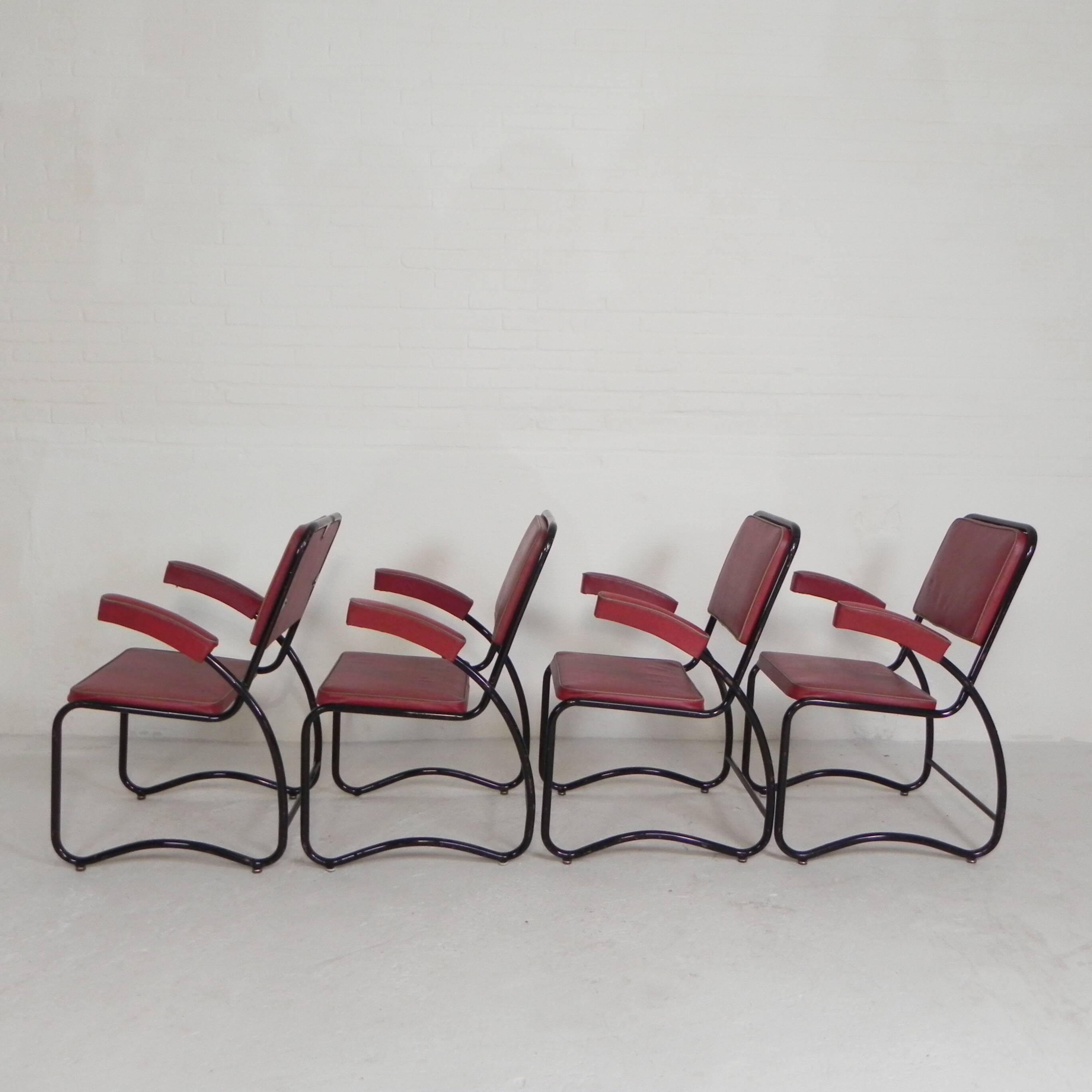 Set of 4 armchairs and a coffee table with tubular structure in Bauhaus style, 1950s.