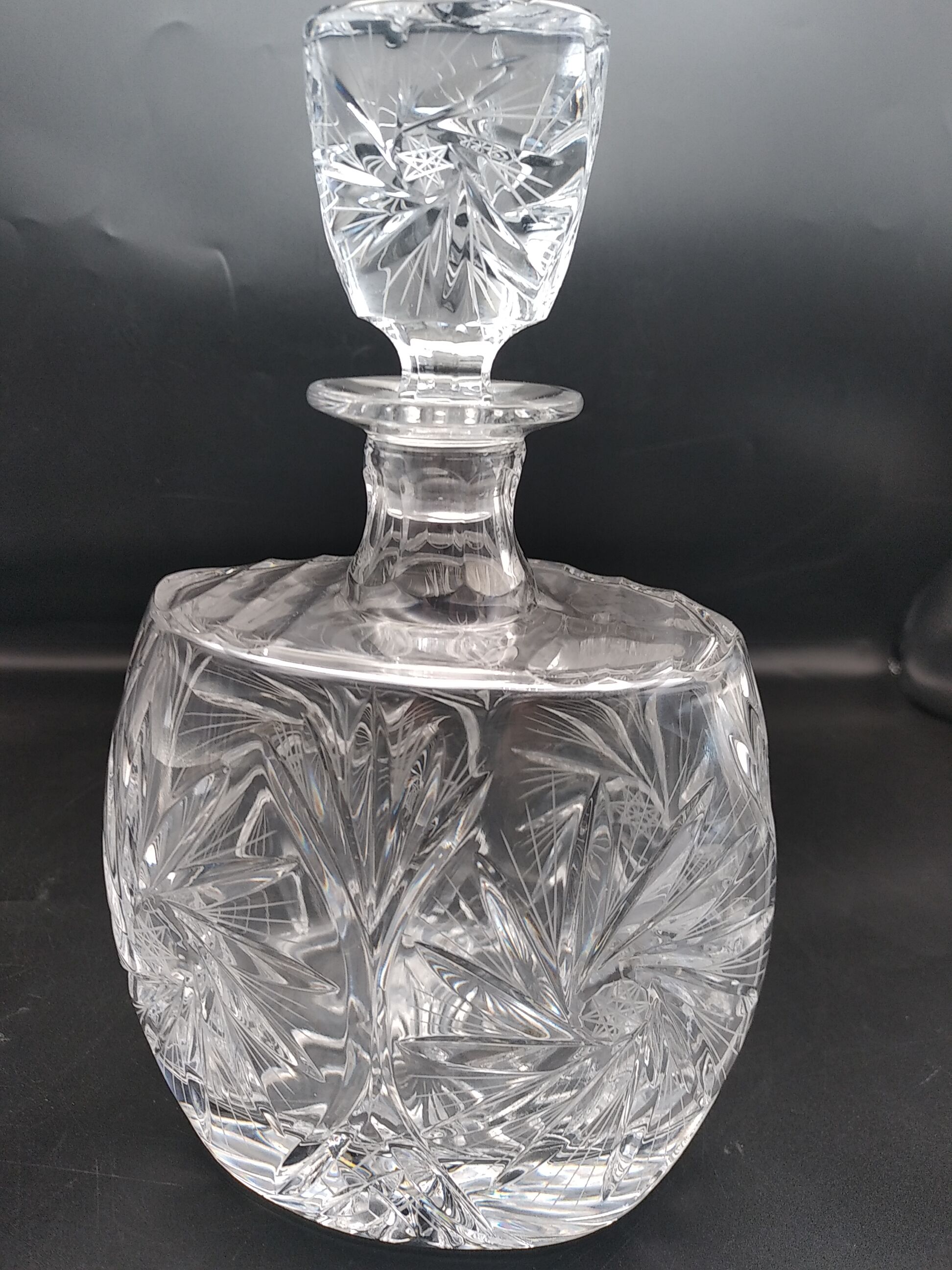 Carafe et  6 verres à cognac en cristal taillé main . Années 60 .