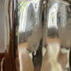 Lampe en verre et rotin