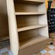 Étagère présentoir inclinée en bois peint