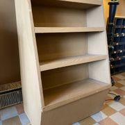 Étagère présentoir inclinée en bois peint