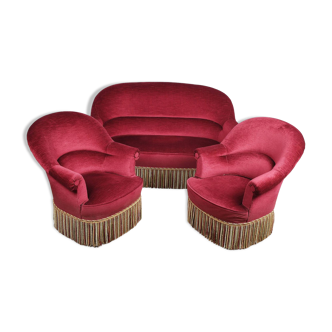 Sofa and pair of toad armchairs in red velvet.