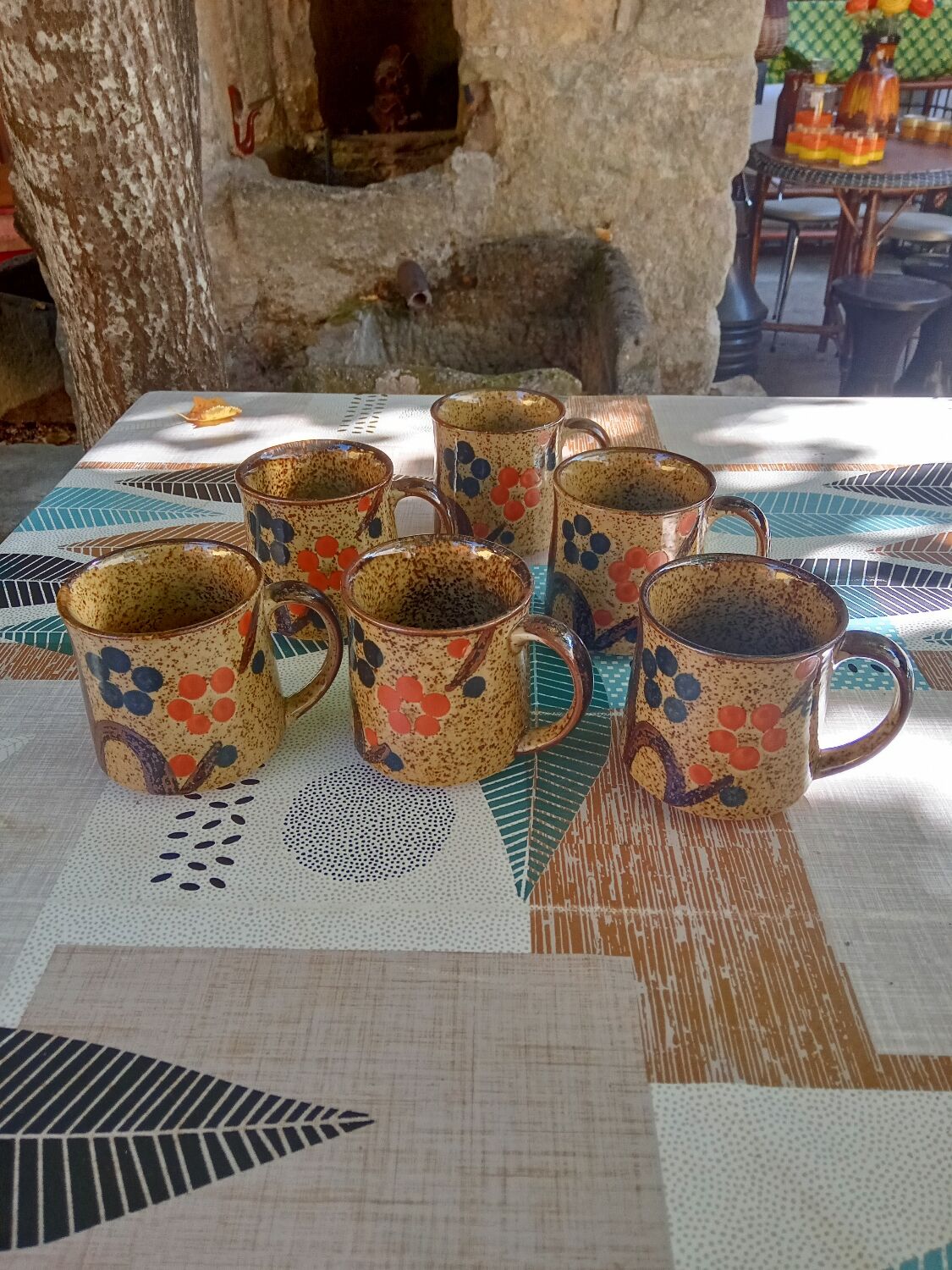 Six mugs en grès
