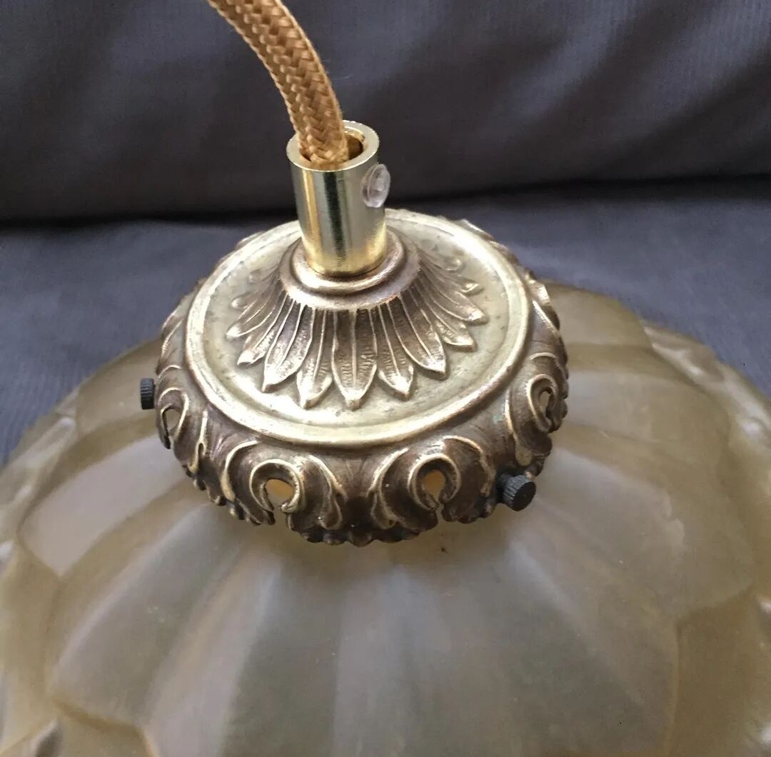 Moulded pressed glass suspension