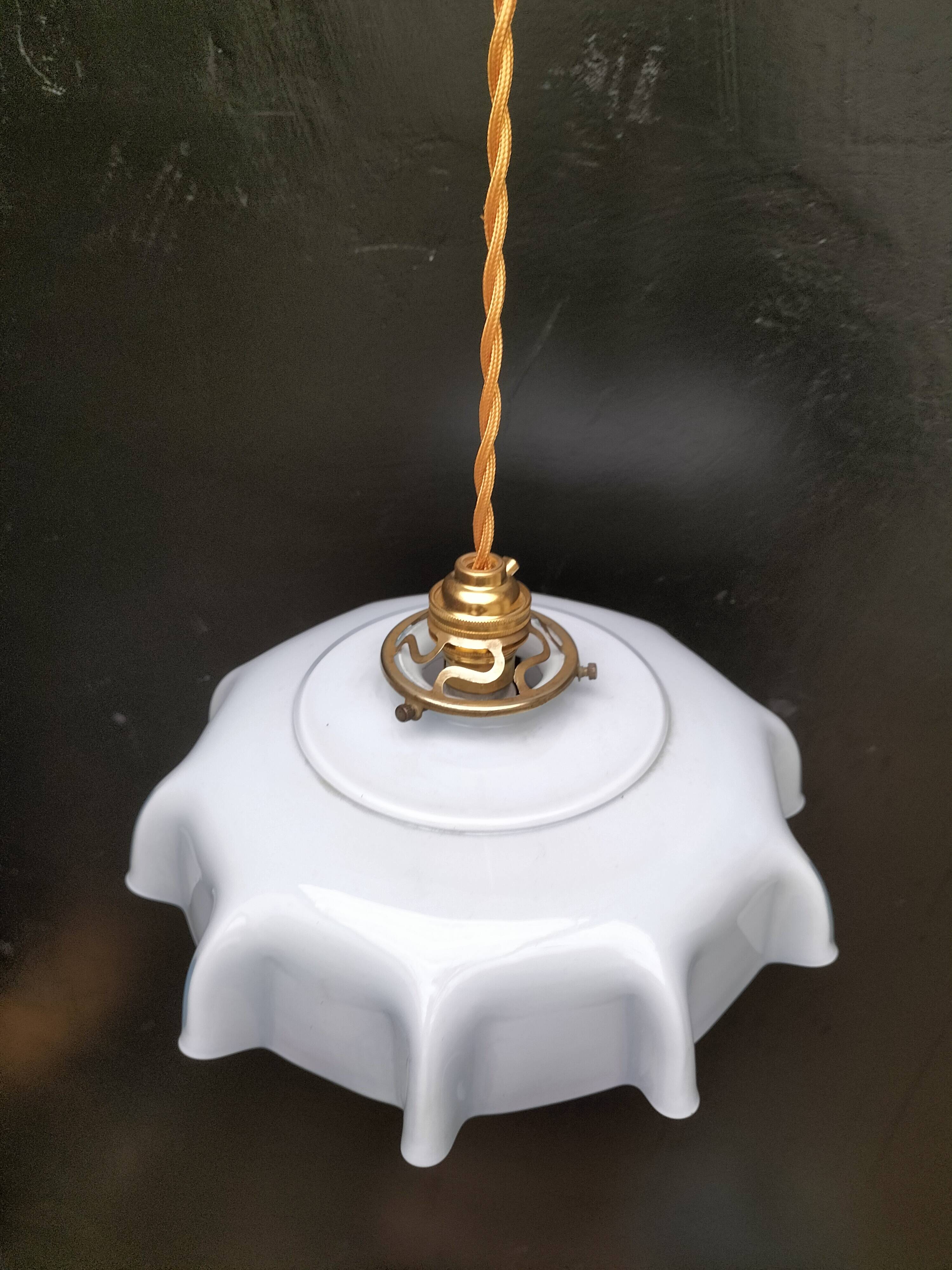 Blue opaline suspension