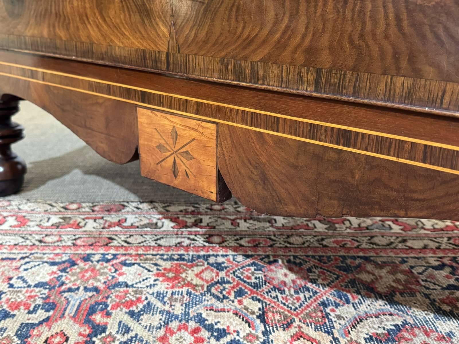 Victorian English commode from the 19th century in mahogany.