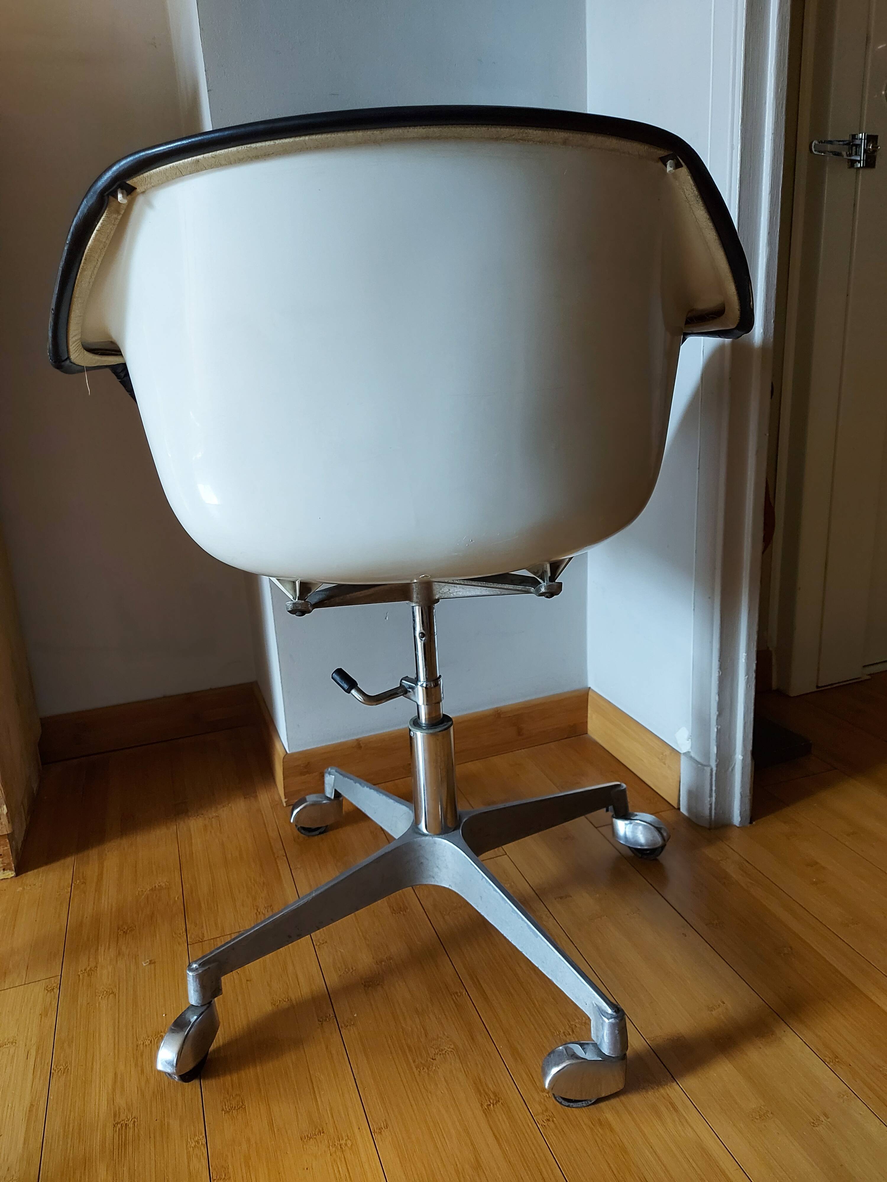 Strafor swivel-hulled office chair
