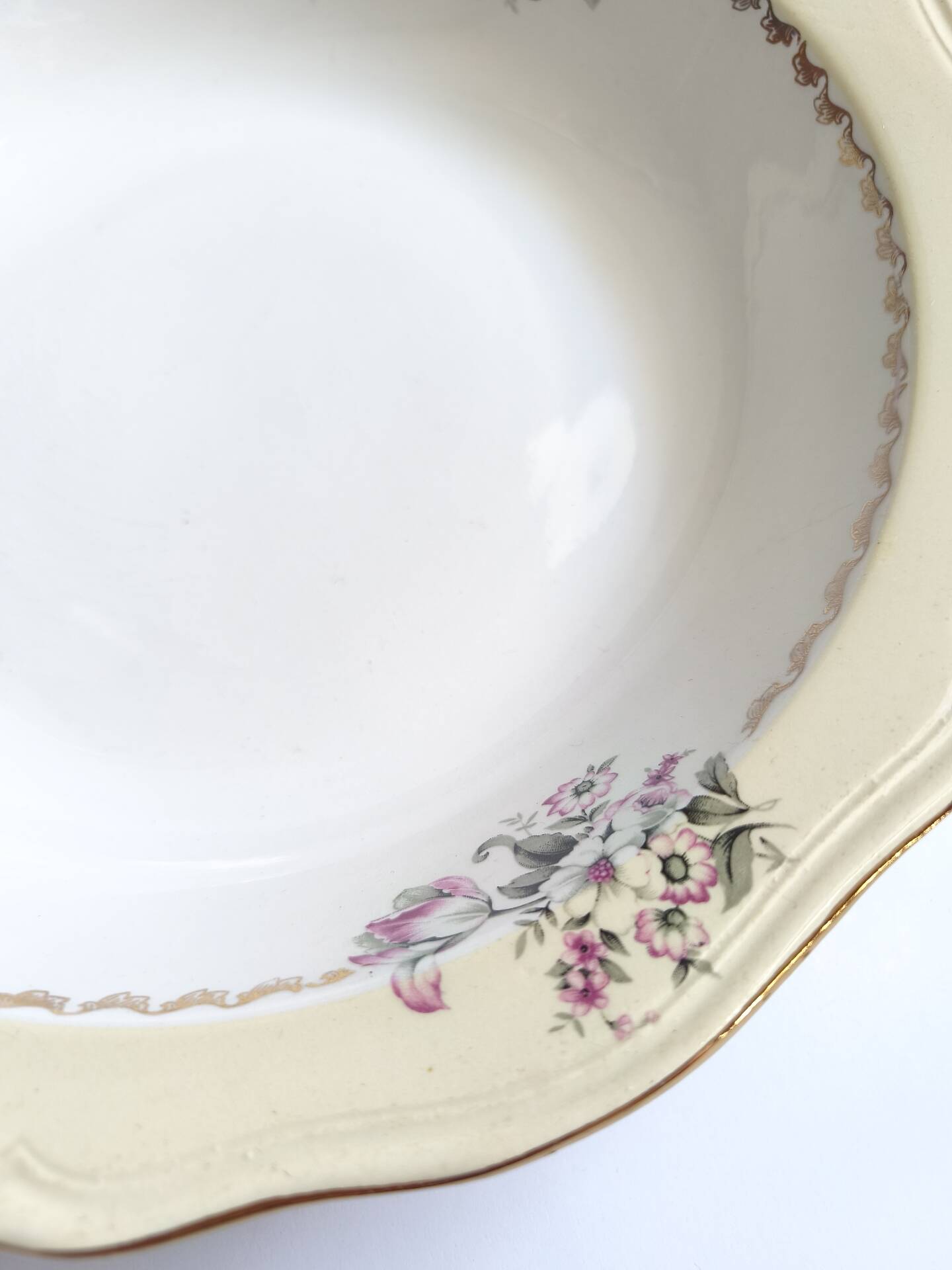 Vintage shallow dish L'Amandinoise model Paola white cream flowers