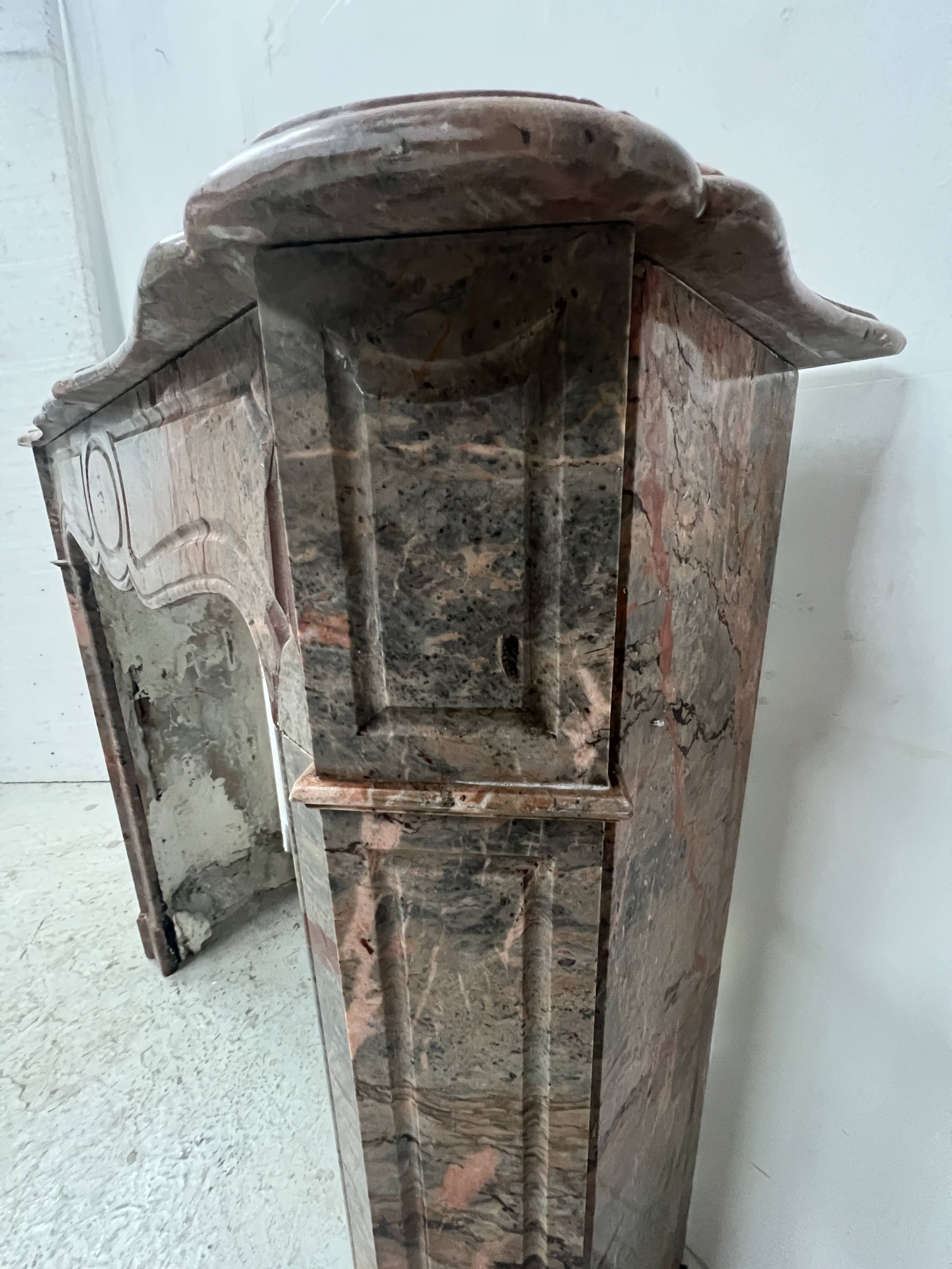 Louis XV style fireplace, "Pompadour" model, grey-pink marble, 20th century