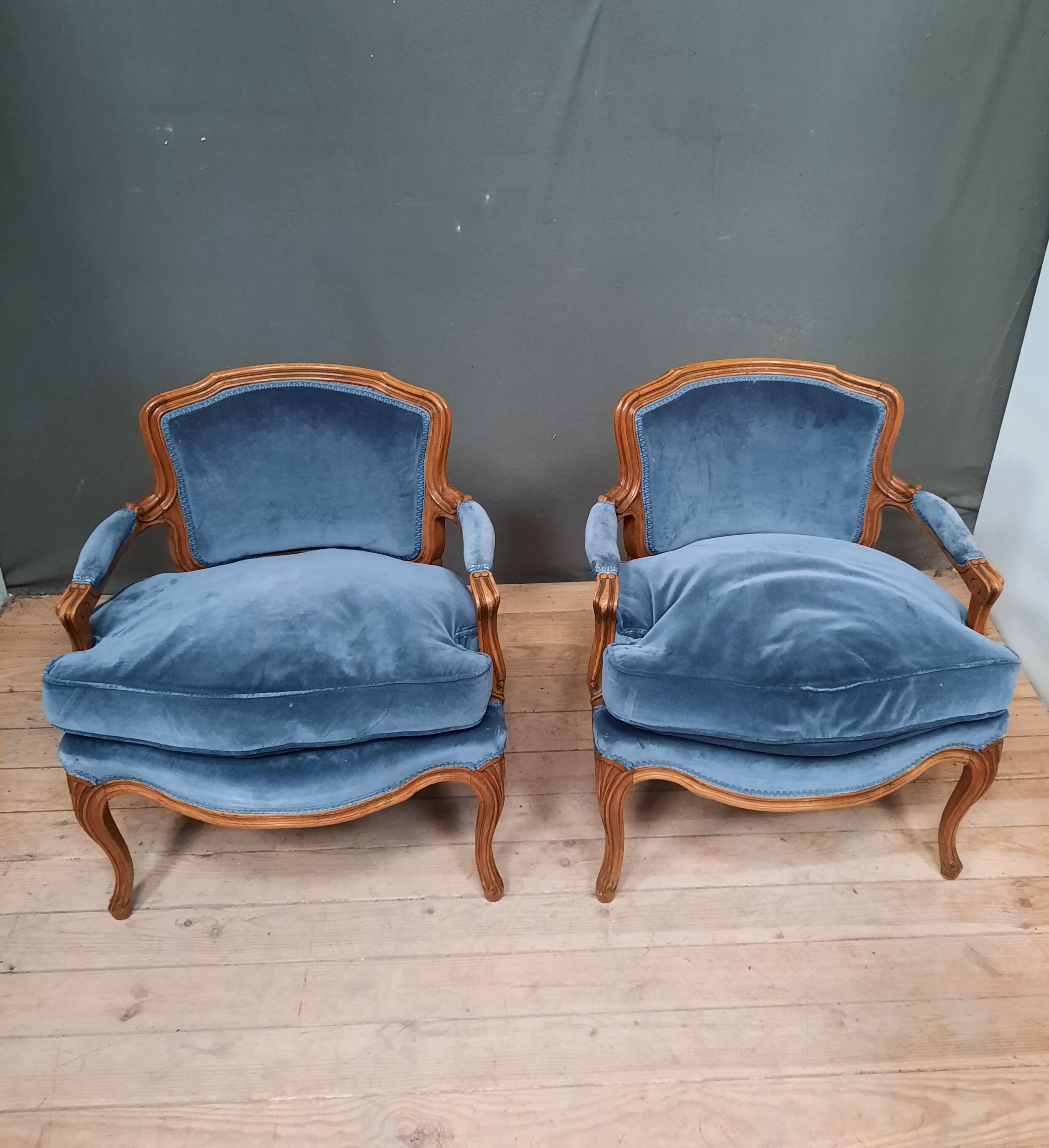 Paire de fauteuil bas de style Louis XV