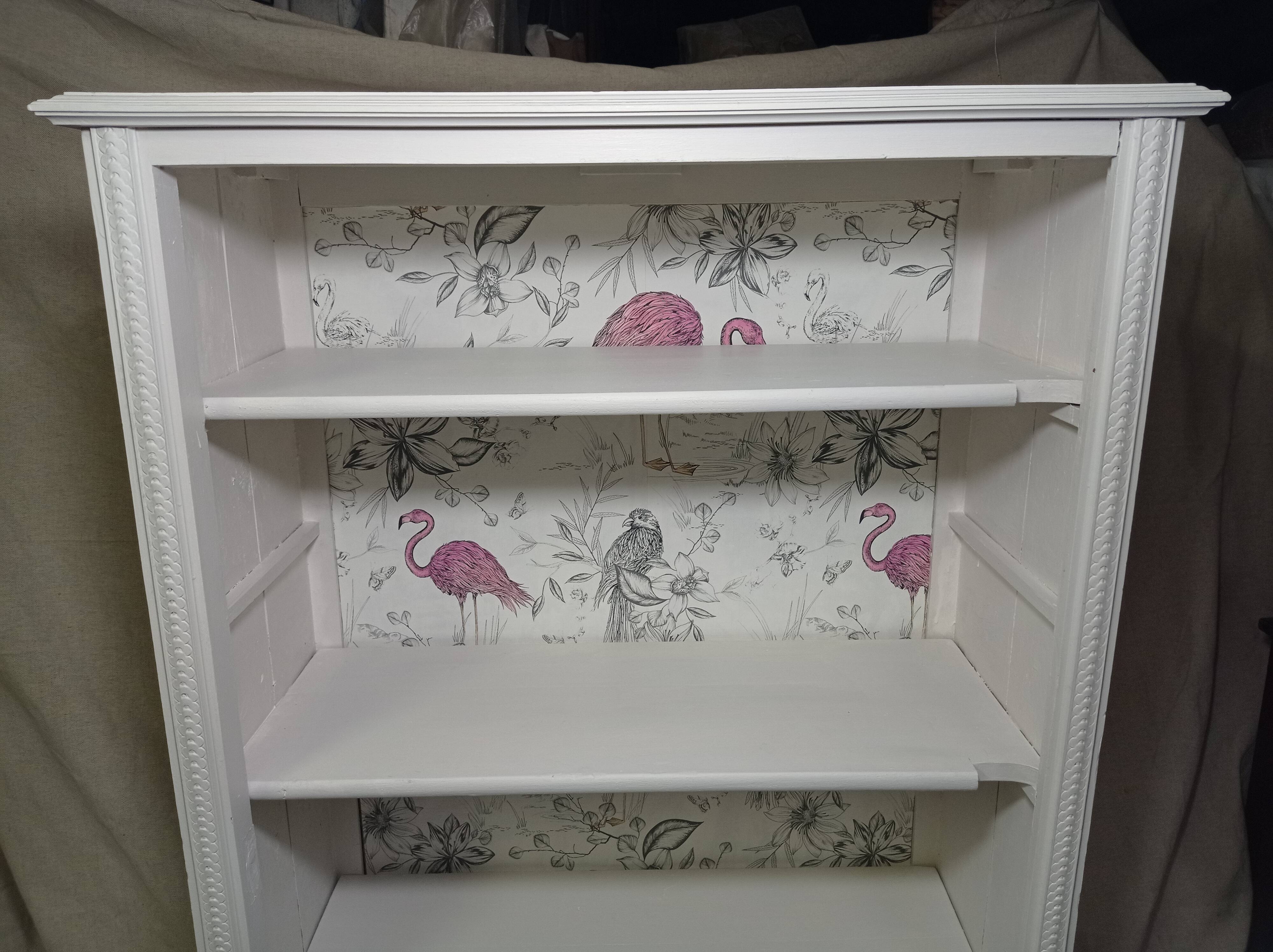 Armoire avec papier peint