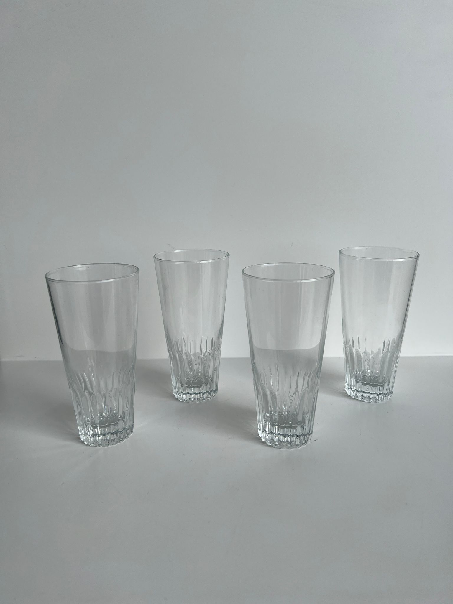 Set of 4 glasses with orangeade H: 12,5cm