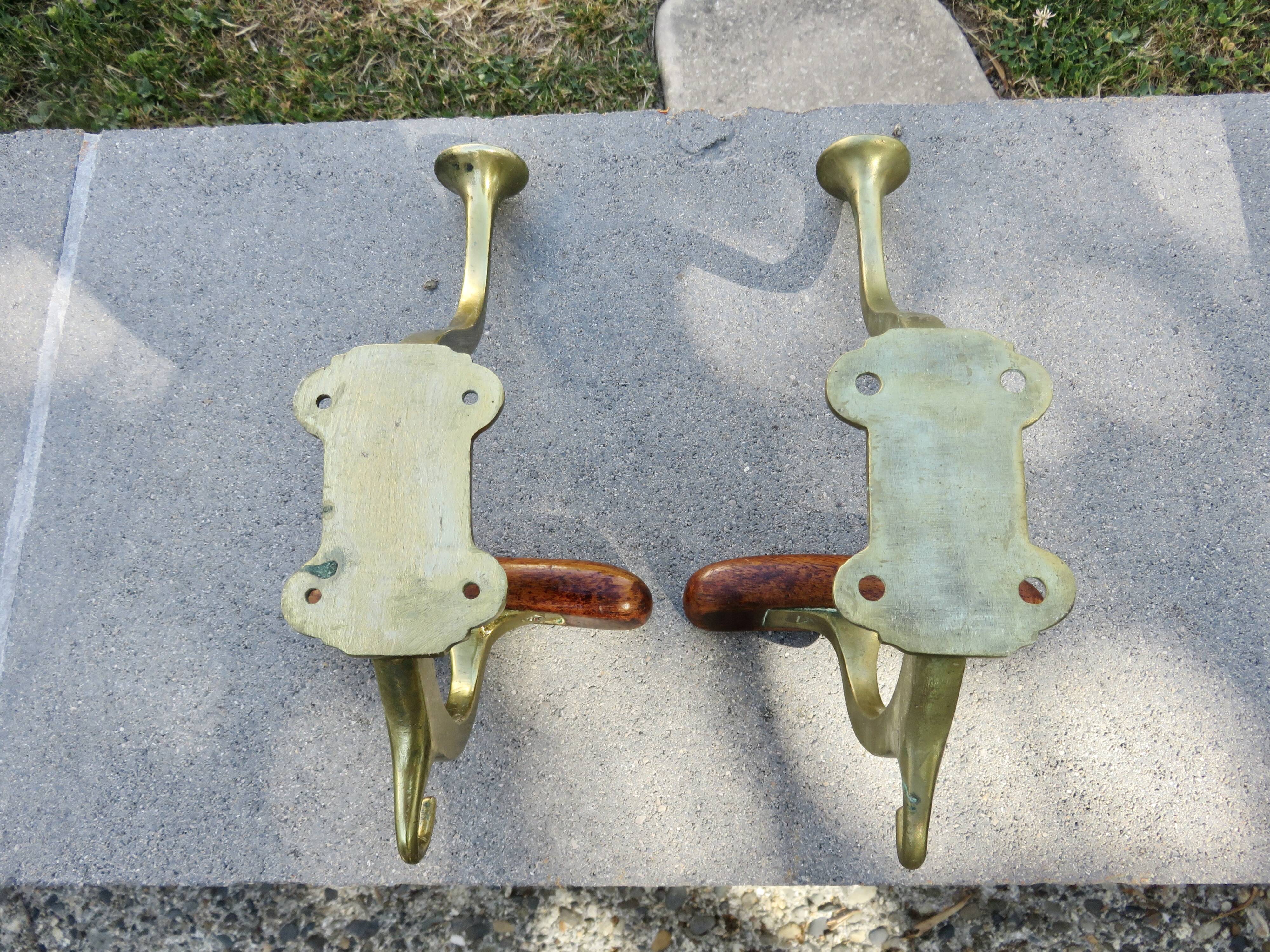 Pair of Art Nouveau coat hooks in bronze and chestnut, circa 1930.