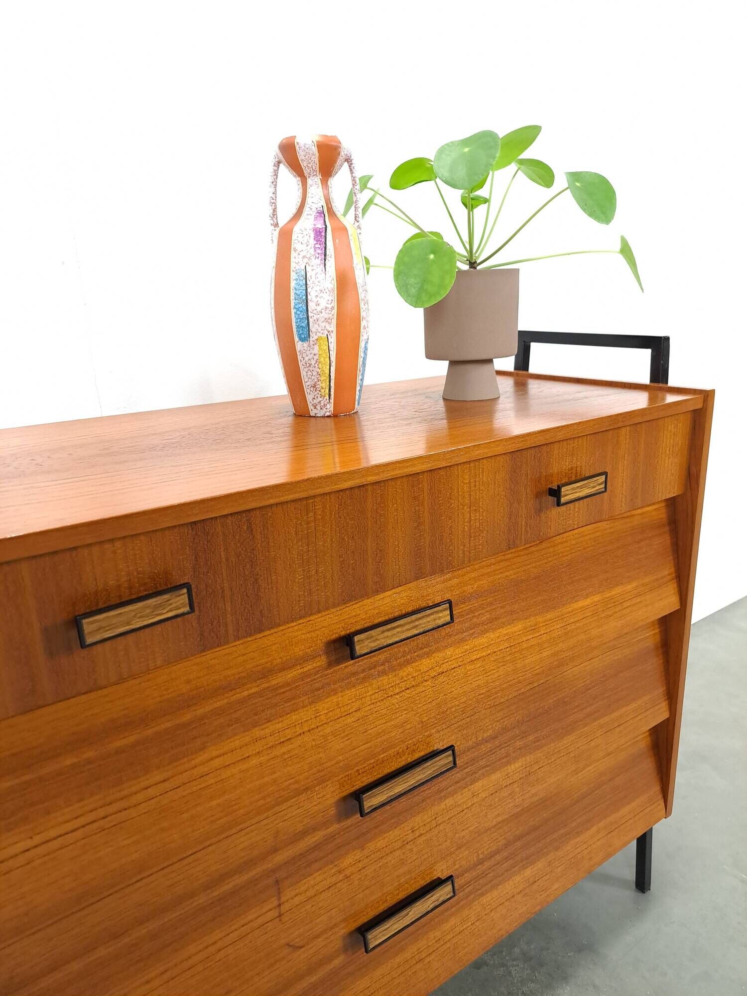 Teak schoenenkast met zwart metalen poten, nr. 1