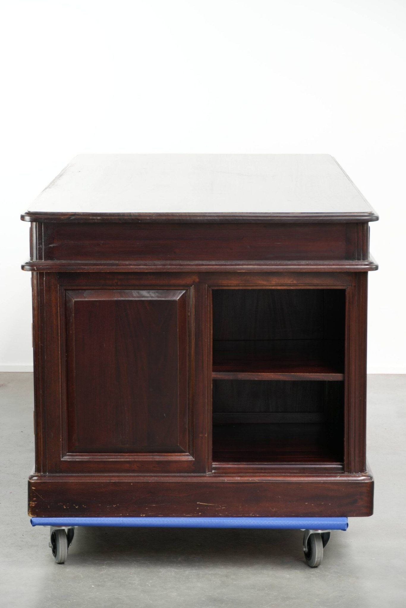 20th century wooden desk / partner desk in English style with a beautiful appearance