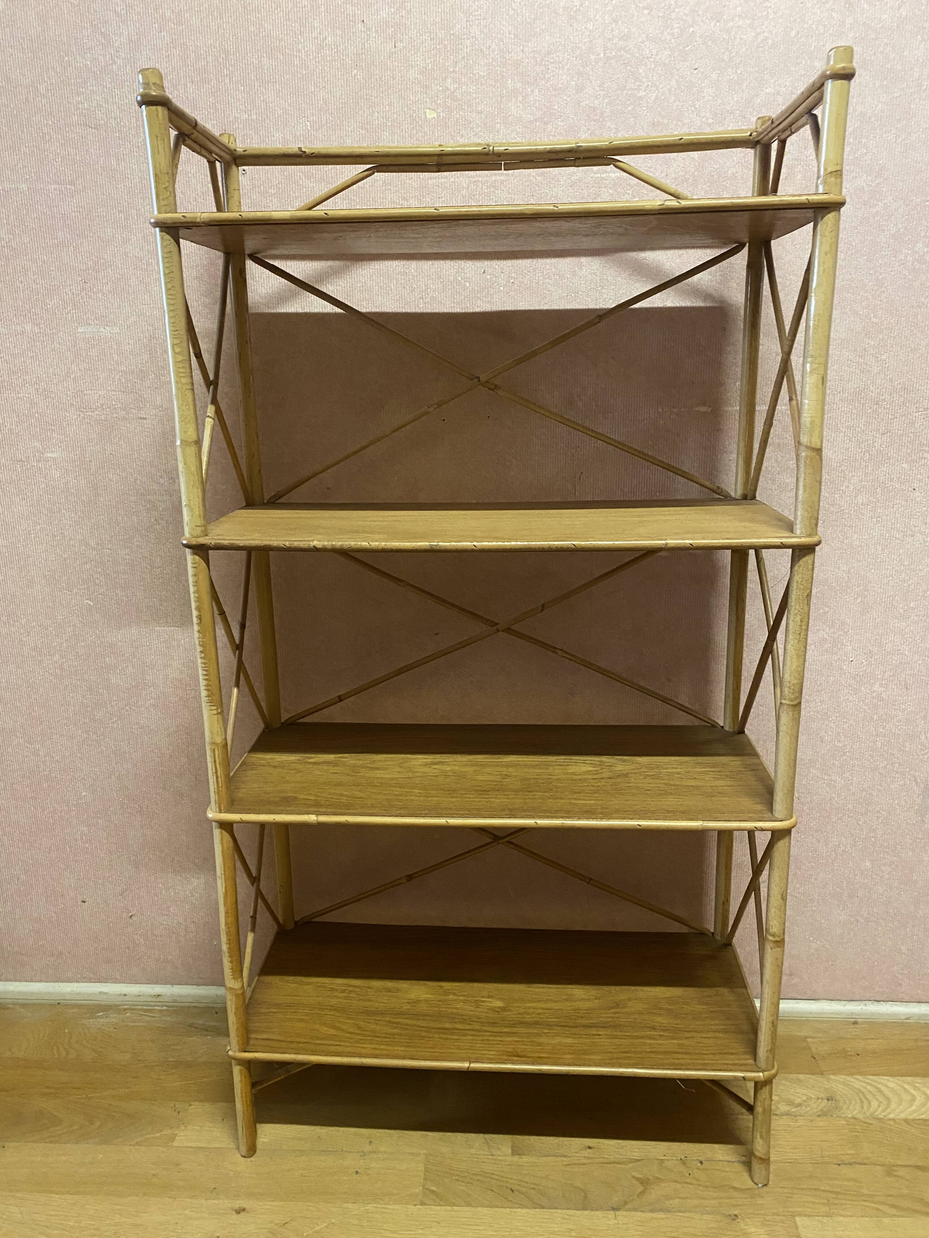 Etagère en rotin 4 plateaux, excellent état.